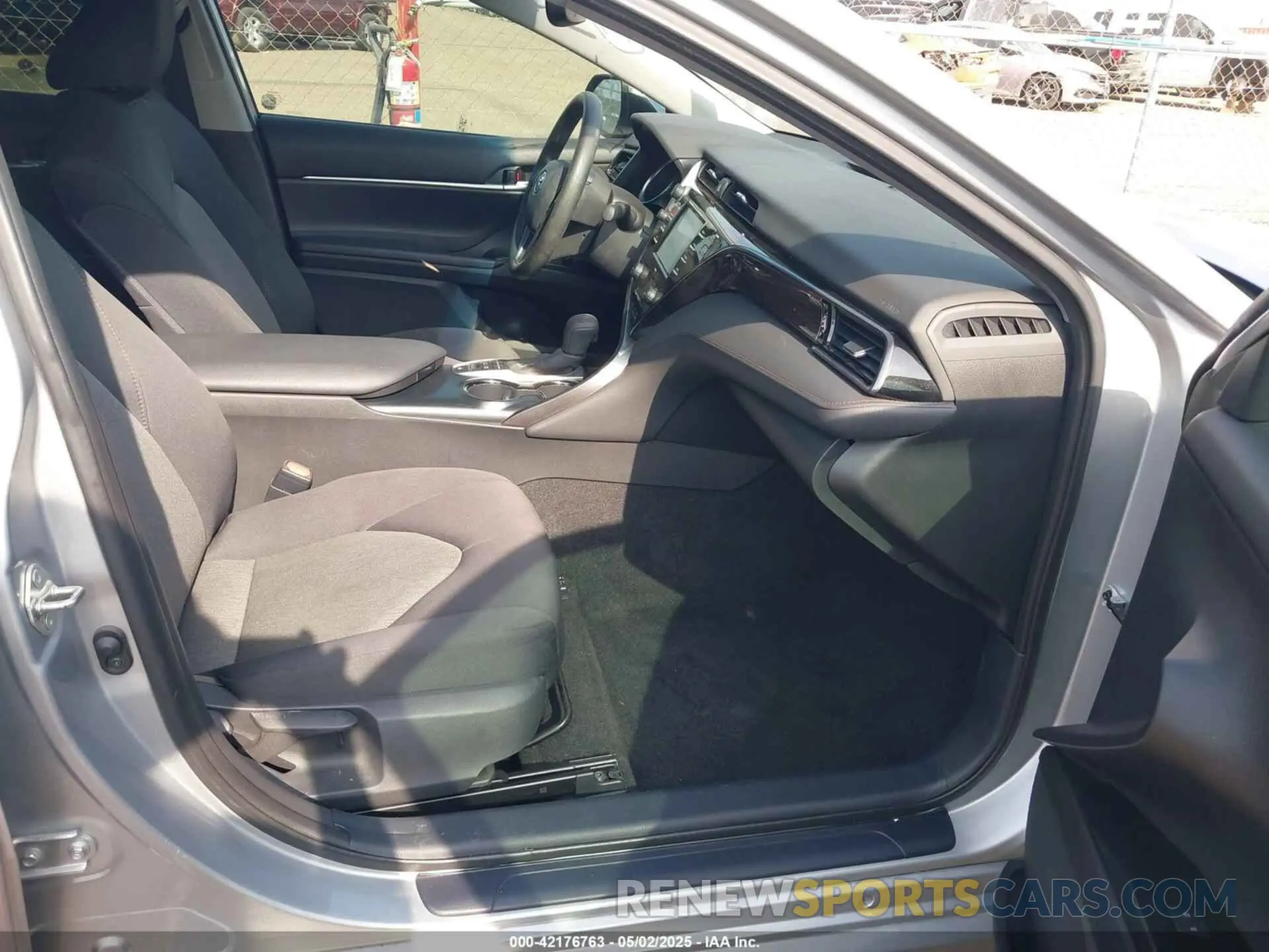 5 fotografías del automóvil dañado 4T1L31AK8LU015252 TOYOTA CAMRY 2020