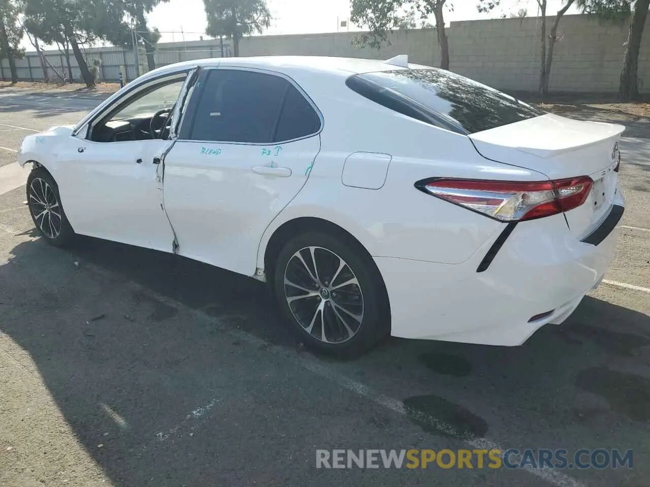 2 fotografías del automóvil dañado 4T1M11AK2LU905630 TOYOTA CAMRY 2020