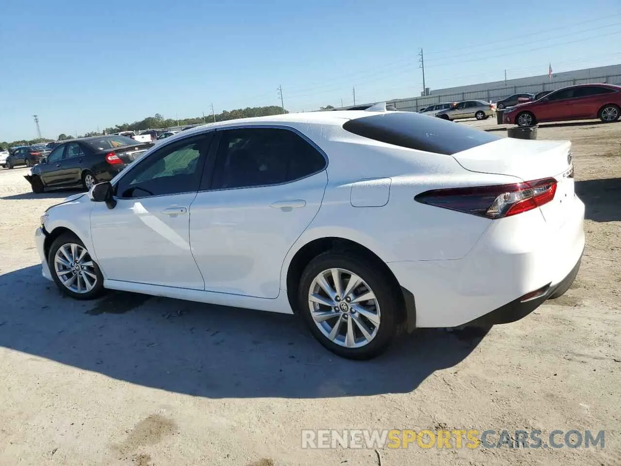 2 fotografías del automóvil dañado 4T1C11AK7MU562830 TOYOTA CAMRY 2021