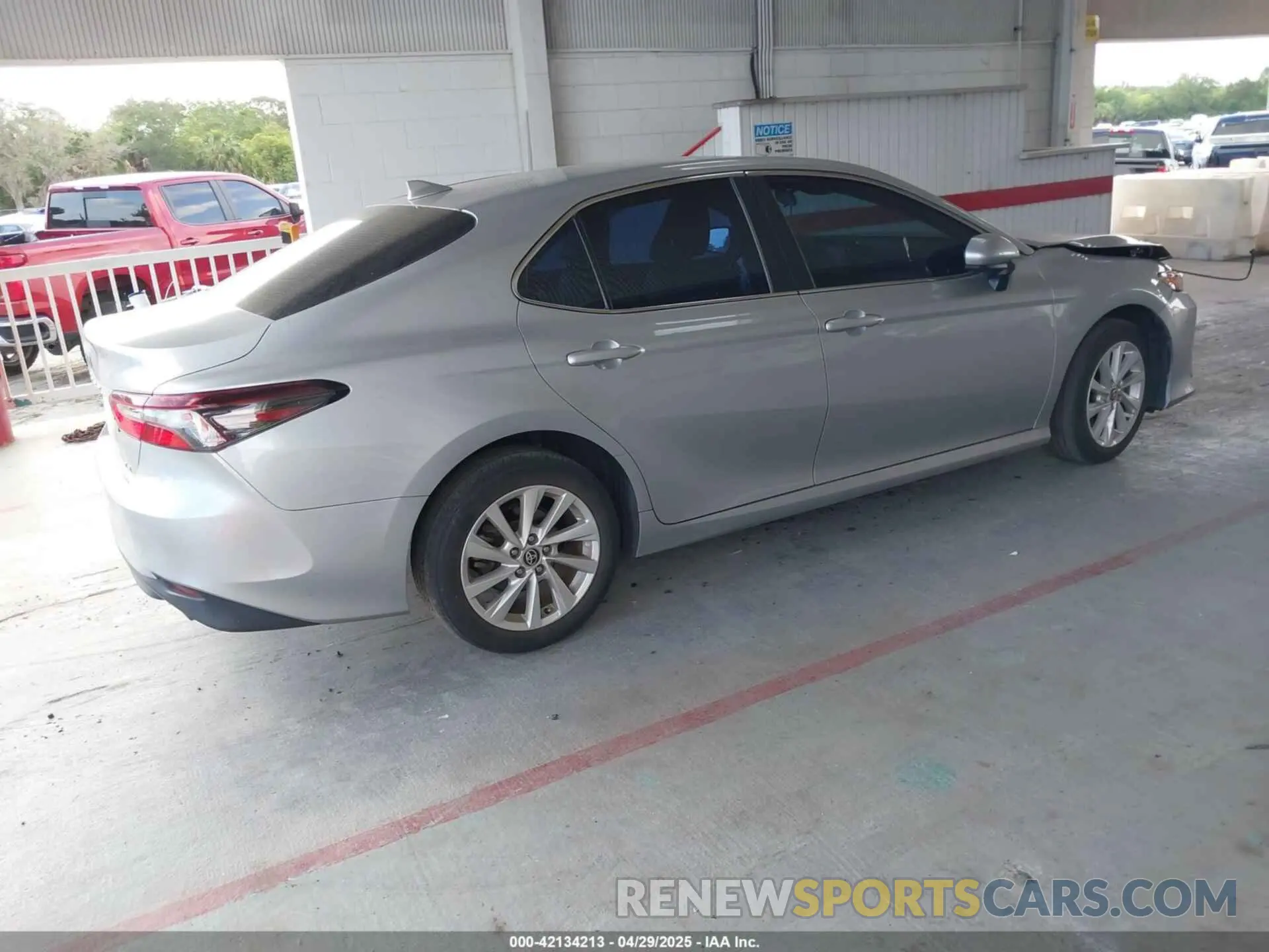 4 fotografías del automóvil dañado 4T1C11AKXMU569254 TOYOTA CAMRY 2021