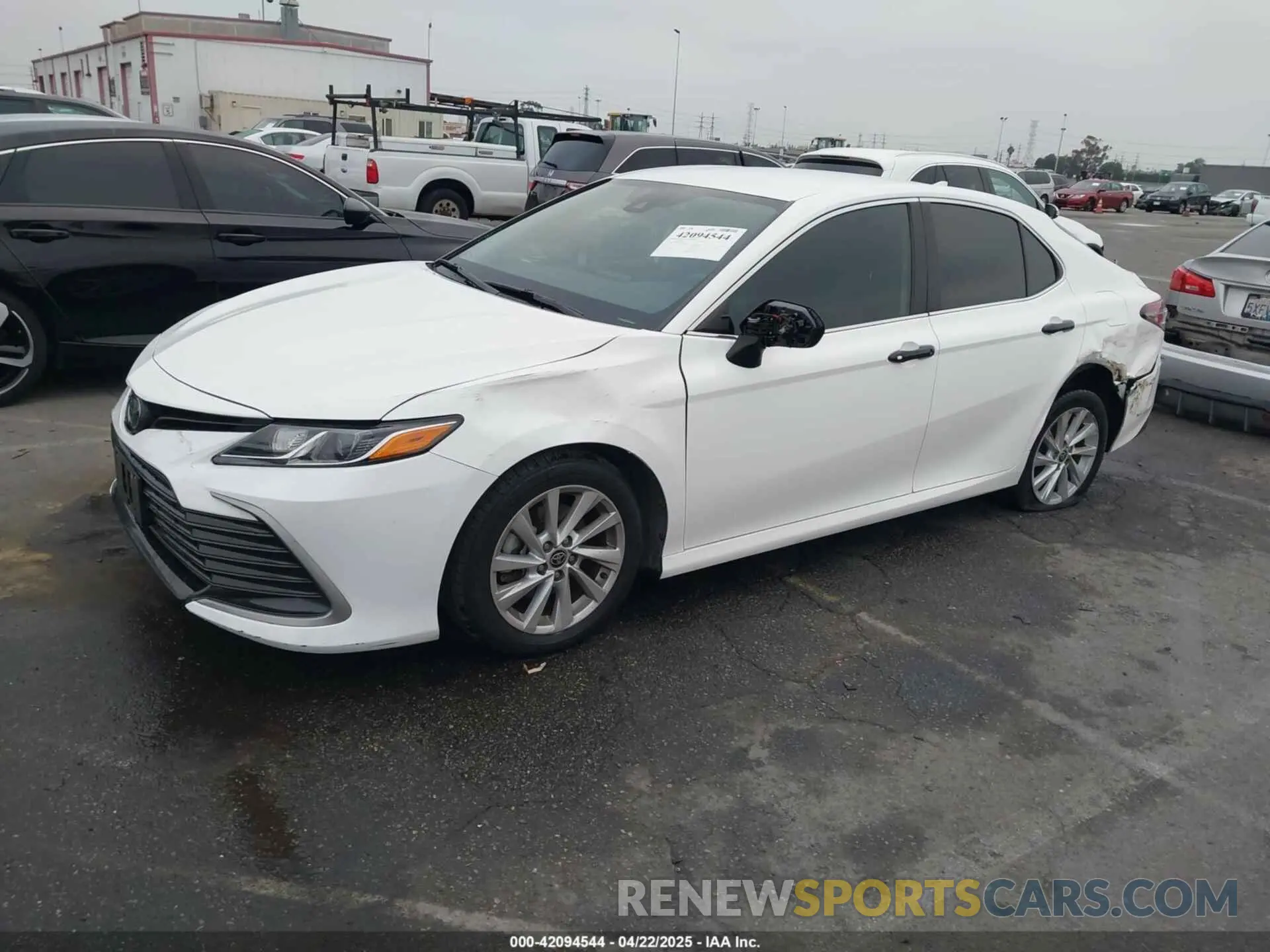 2 fotografías del automóvil dañado 4T1C11AKXMU597300 TOYOTA CAMRY 2021