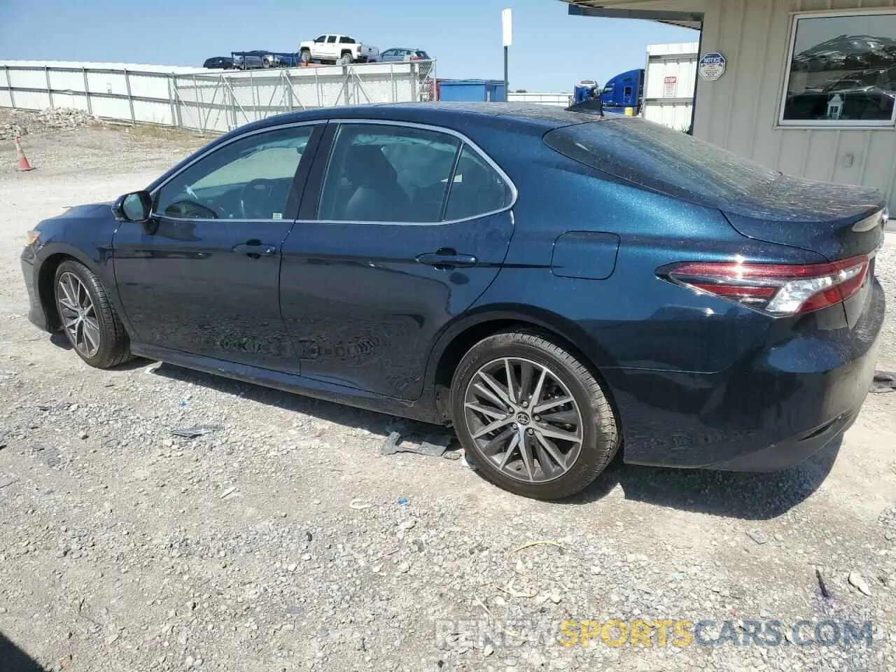 2 fotografías del automóvil dañado 4T1F11AK4MU613536 TOYOTA CAMRY 2021