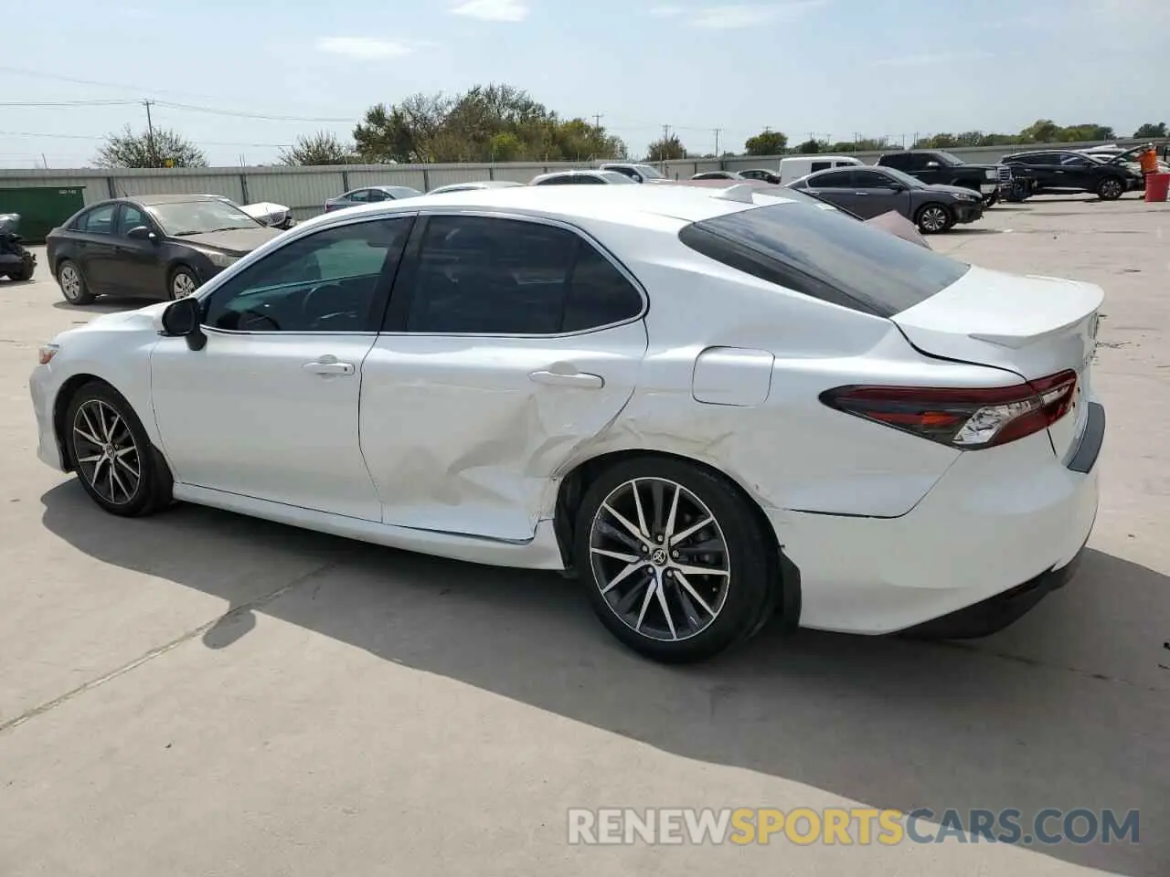 2 fotografías del automóvil dañado 4T1F11AK6MU610637 TOYOTA CAMRY 2021