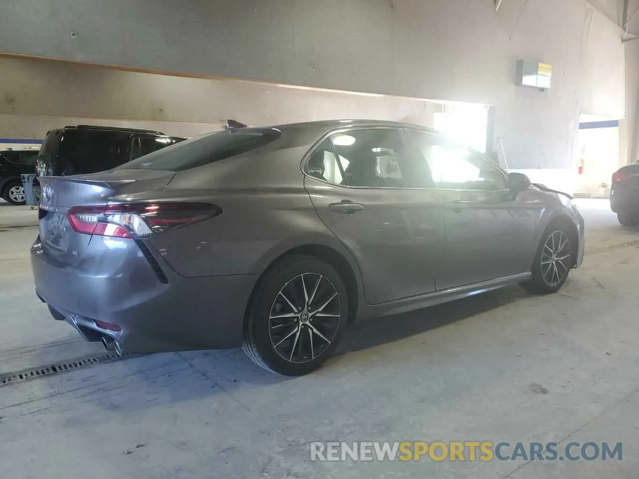 3 fotografías del automóvil dañado 4T1G11AK0MU466880 TOYOTA CAMRY 2021
