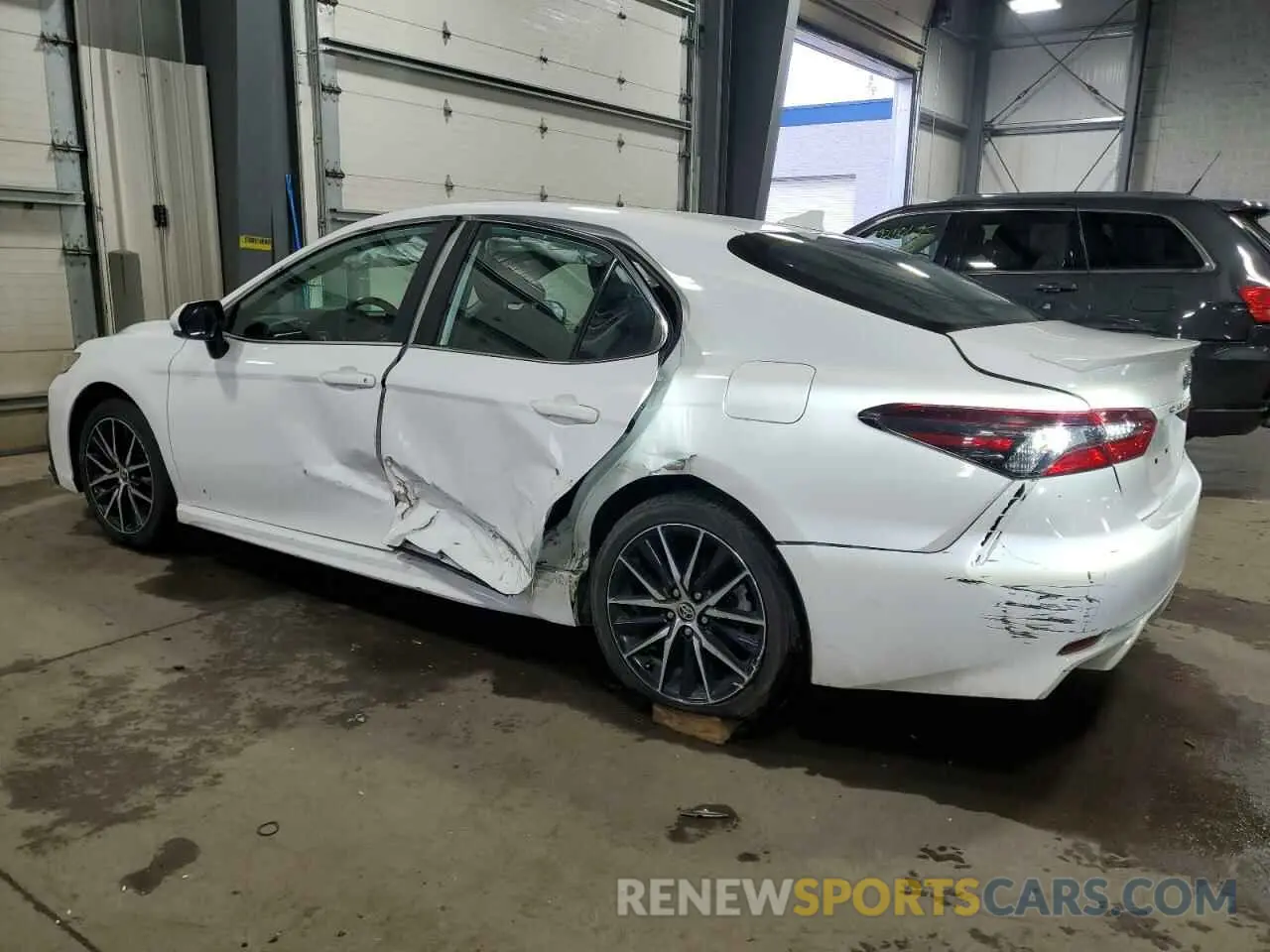 2 fotografías del automóvil dañado 4T1G11AK0MU561603 TOYOTA CAMRY 2021