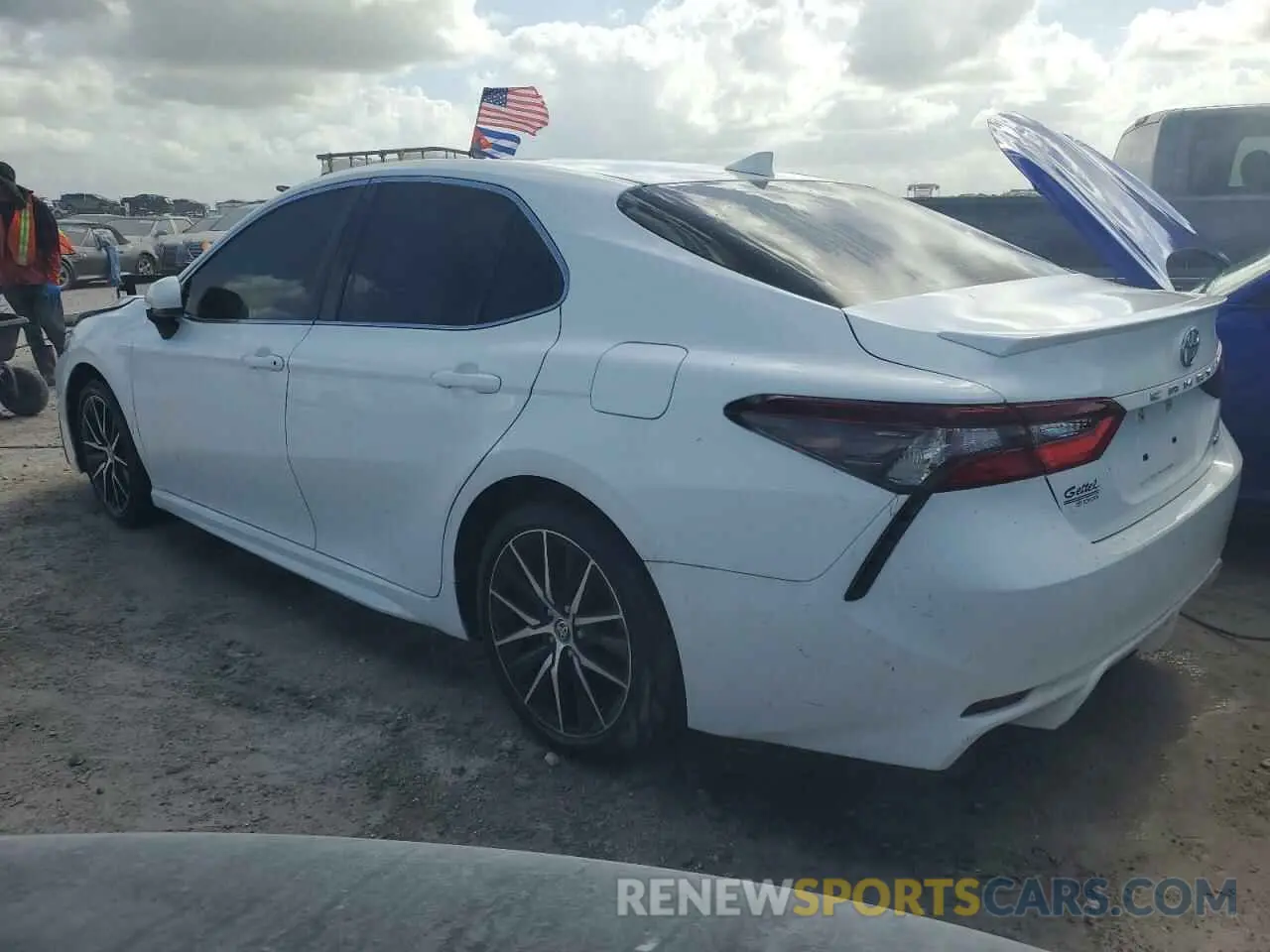 2 fotografías del automóvil dañado 4T1G11AK1MU409362 TOYOTA CAMRY 2021