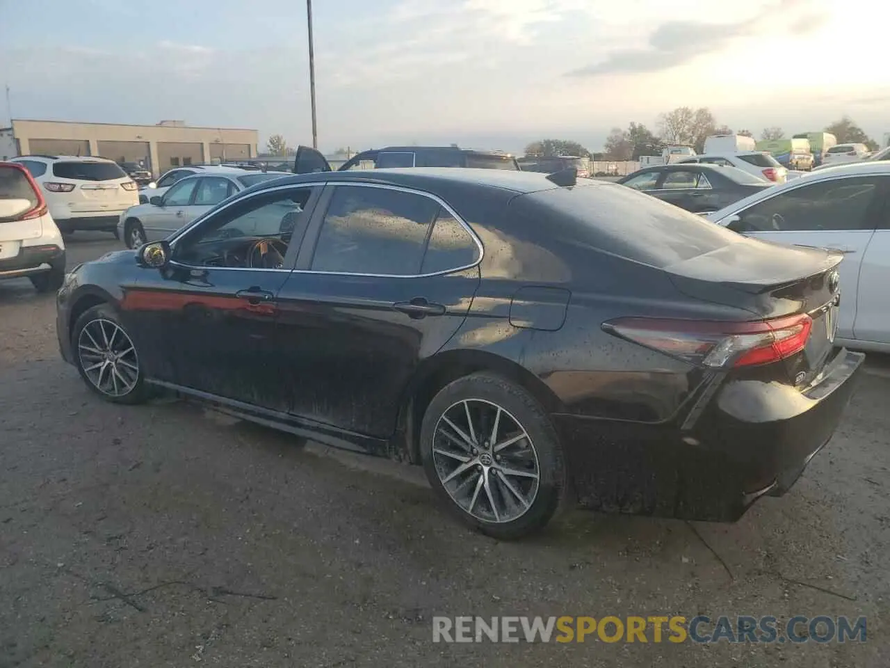 2 fotografías del automóvil dañado 4T1G11AK1MU431541 TOYOTA CAMRY 2021