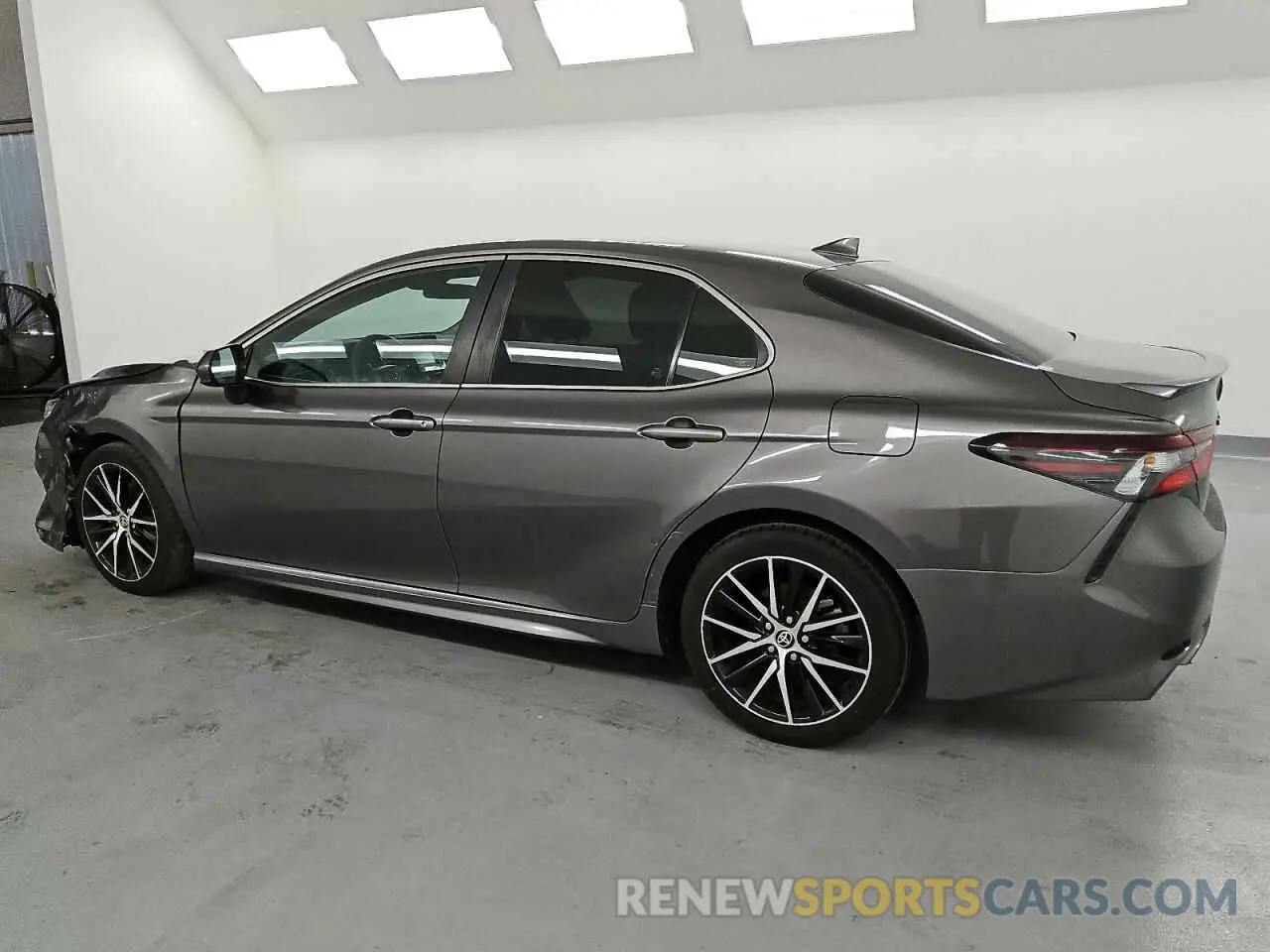 2 fotografías del automóvil dañado 4T1G11AK1MU434181 TOYOTA CAMRY 2021