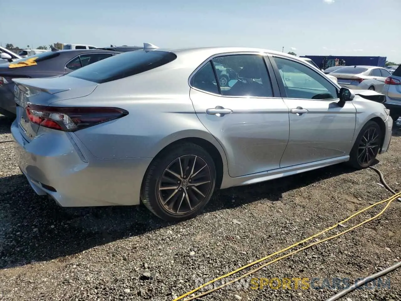 3 fotografías del automóvil dañado 4T1G11AK1MU464099 TOYOTA CAMRY 2021