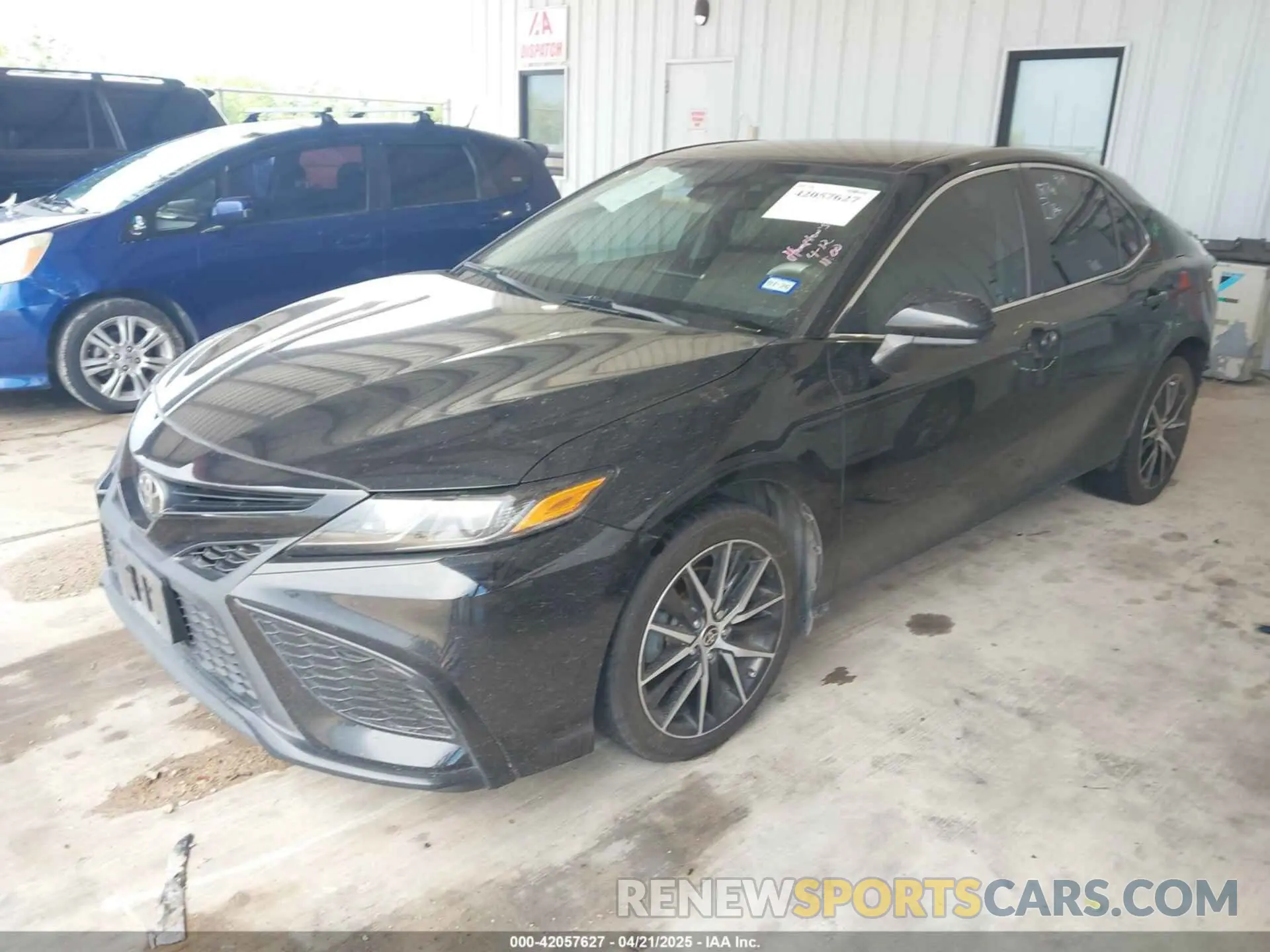 2 fotografías del automóvil dañado 4T1G11AK1MU535592 TOYOTA CAMRY 2021