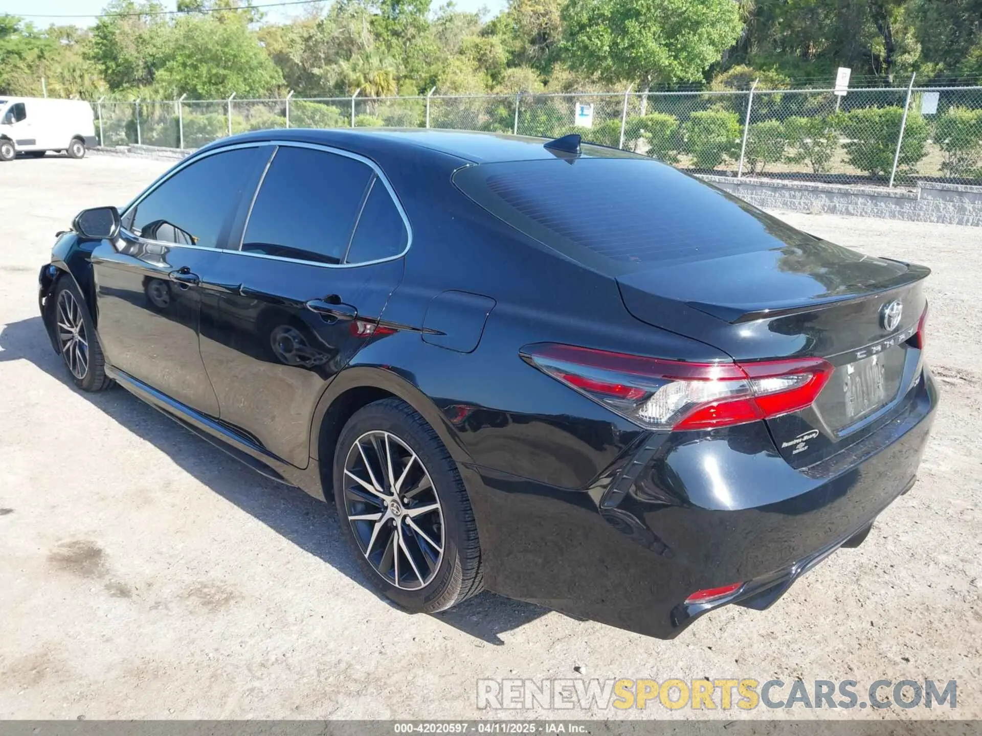 3 fotografías del automóvil dañado 4T1G11AK1MU602787 TOYOTA CAMRY 2021