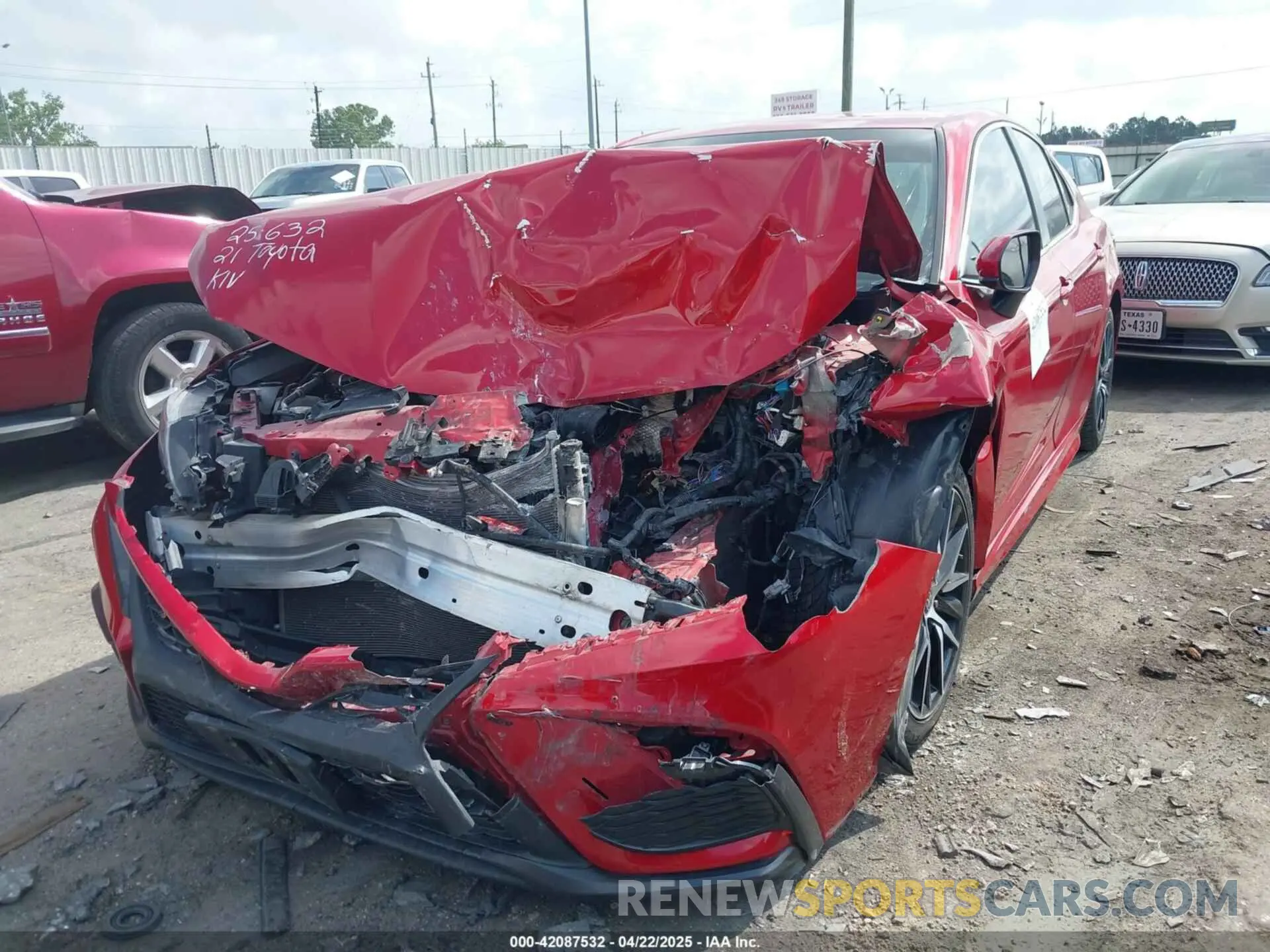 2 fotografías del automóvil dañado 4T1G11AK2MU417082 TOYOTA CAMRY 2021
