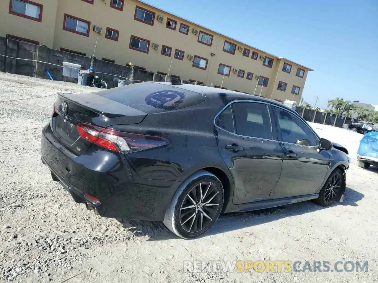 3 fotografías del automóvil dañado 4T1G11AK2MU516856 TOYOTA CAMRY 2021