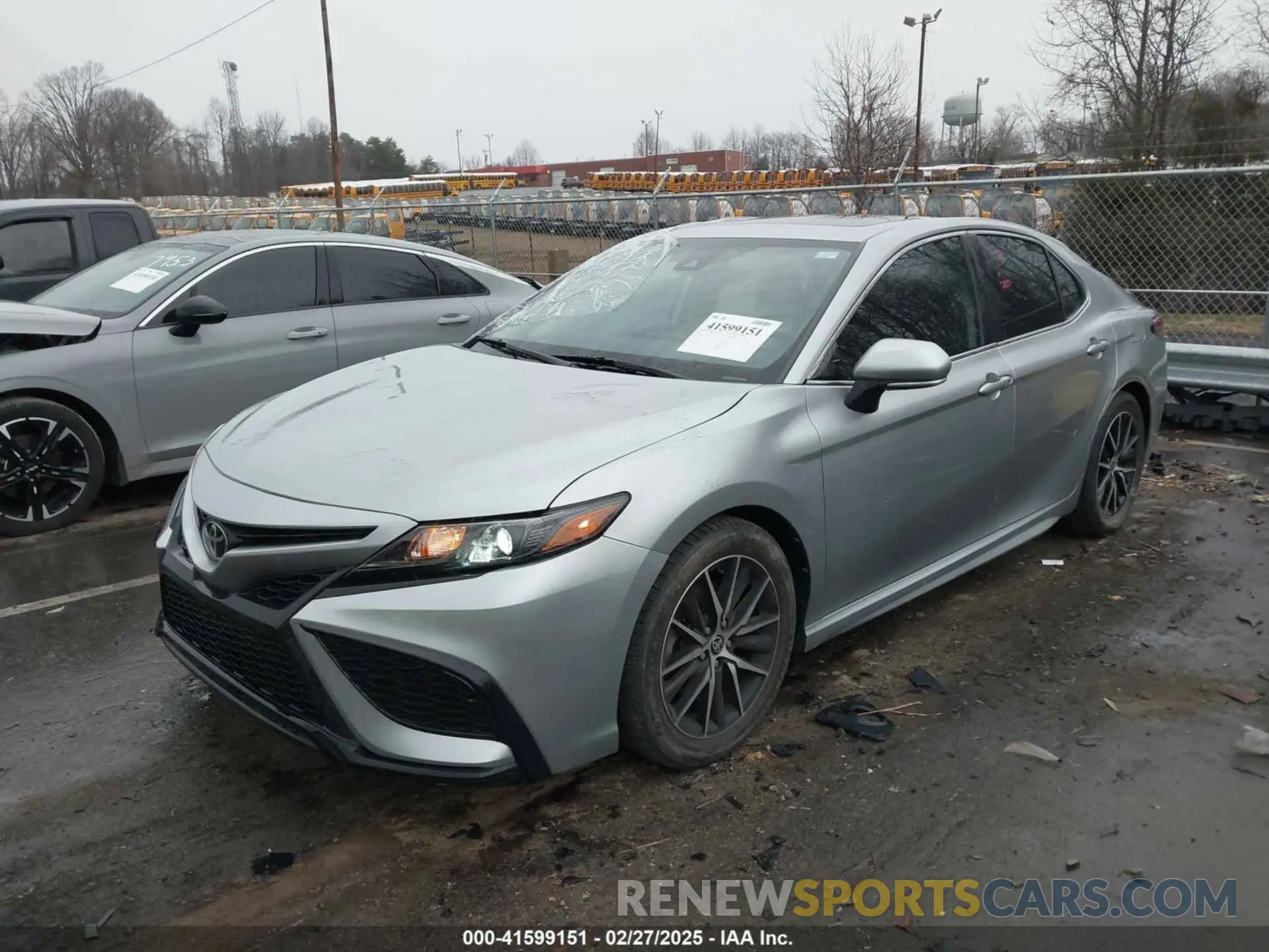 2 fotografías del automóvil dañado 4T1G11AK2MU530613 TOYOTA CAMRY 2021