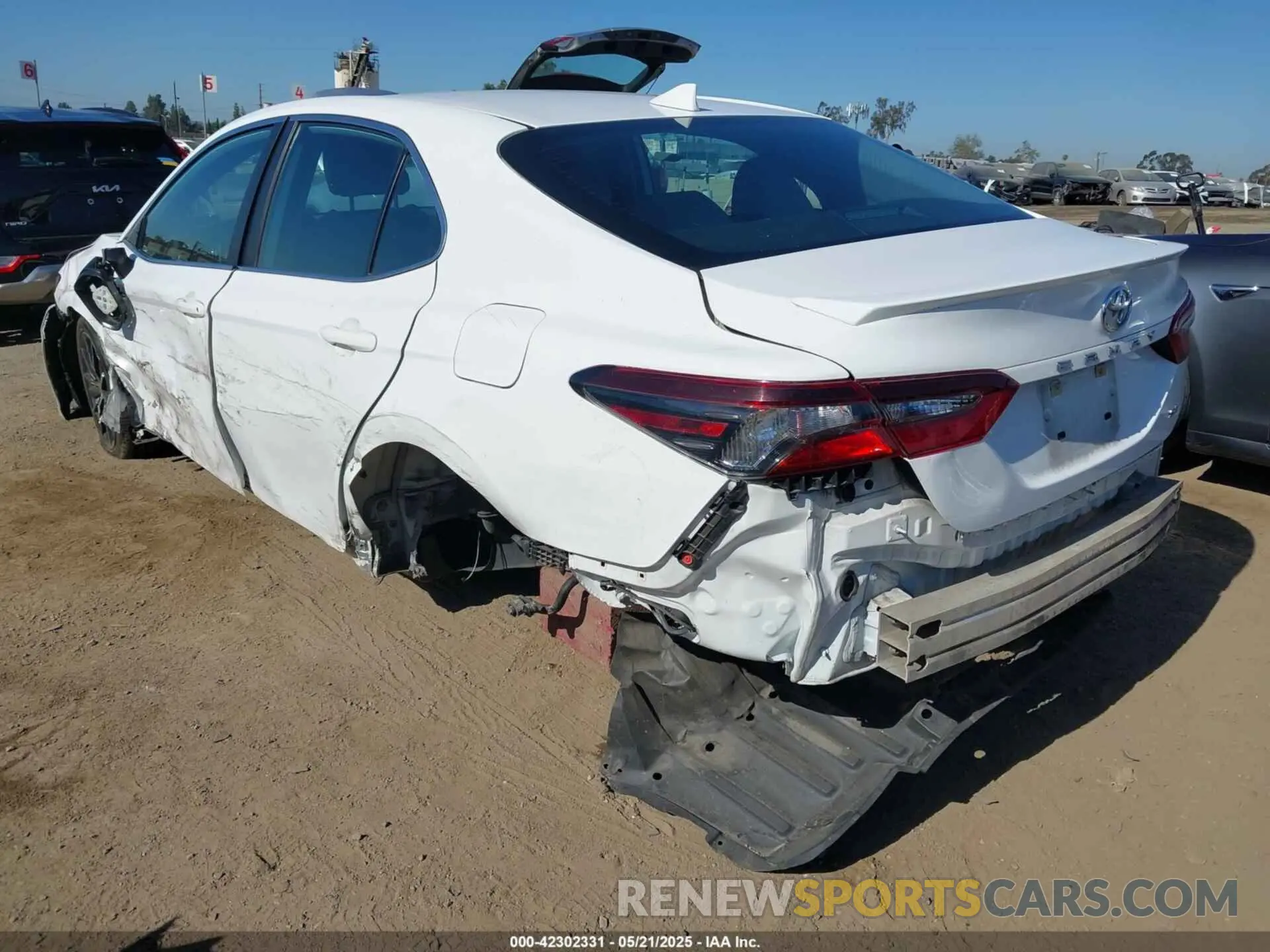 3 fotografías del automóvil dañado 4T1G11AK2MU545807 TOYOTA CAMRY 2021