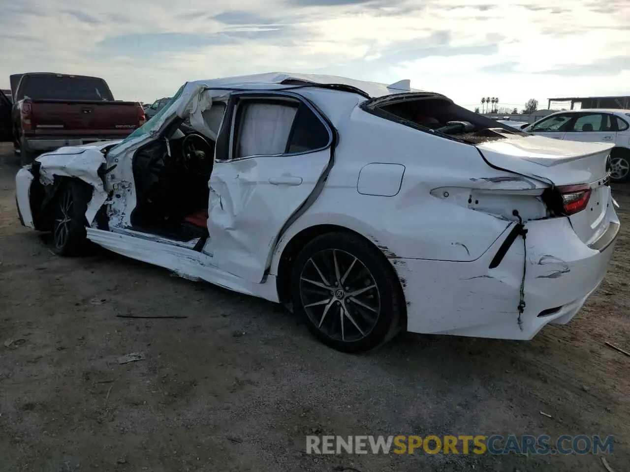 2 fotografías del automóvil dañado 4T1G11AK2MU557441 TOYOTA CAMRY 2021