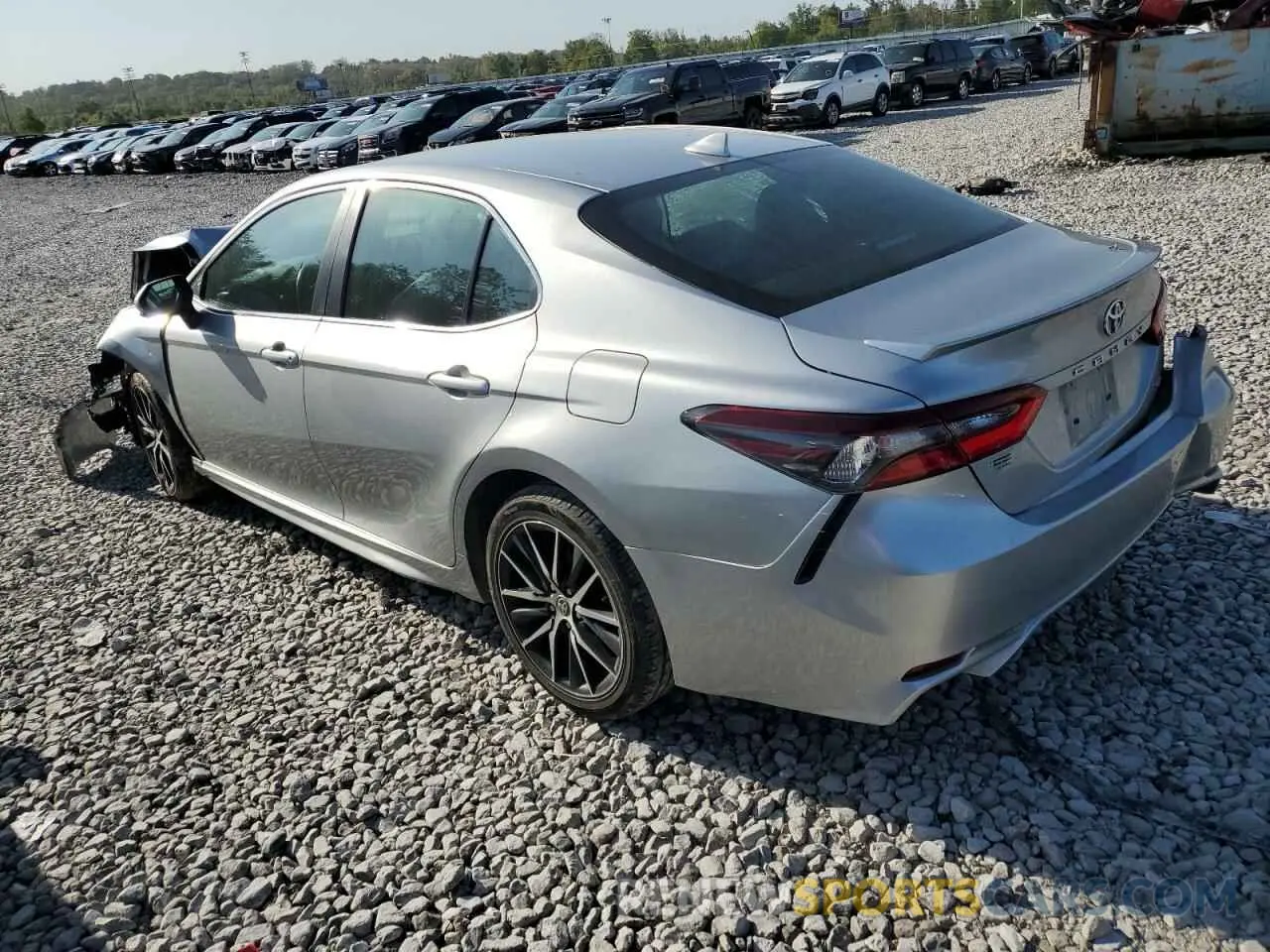 2 fotografías del automóvil dañado 4T1G11AK2MU559321 TOYOTA CAMRY 2021