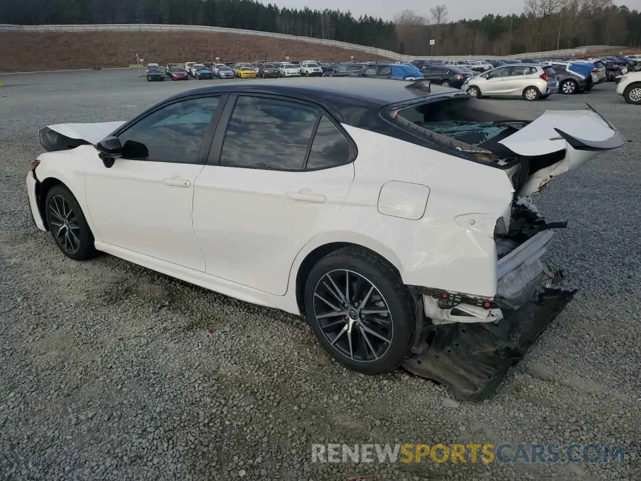 2 fotografías del automóvil dañado 4T1G11AK2MU563014 TOYOTA CAMRY 2021