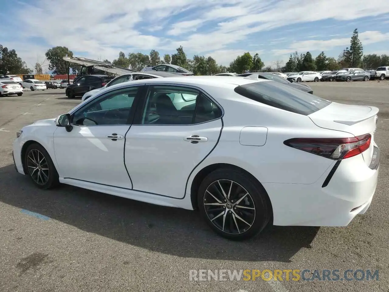 2 fotografías del automóvil dañado 4T1G11AK3MU421982 TOYOTA CAMRY 2021