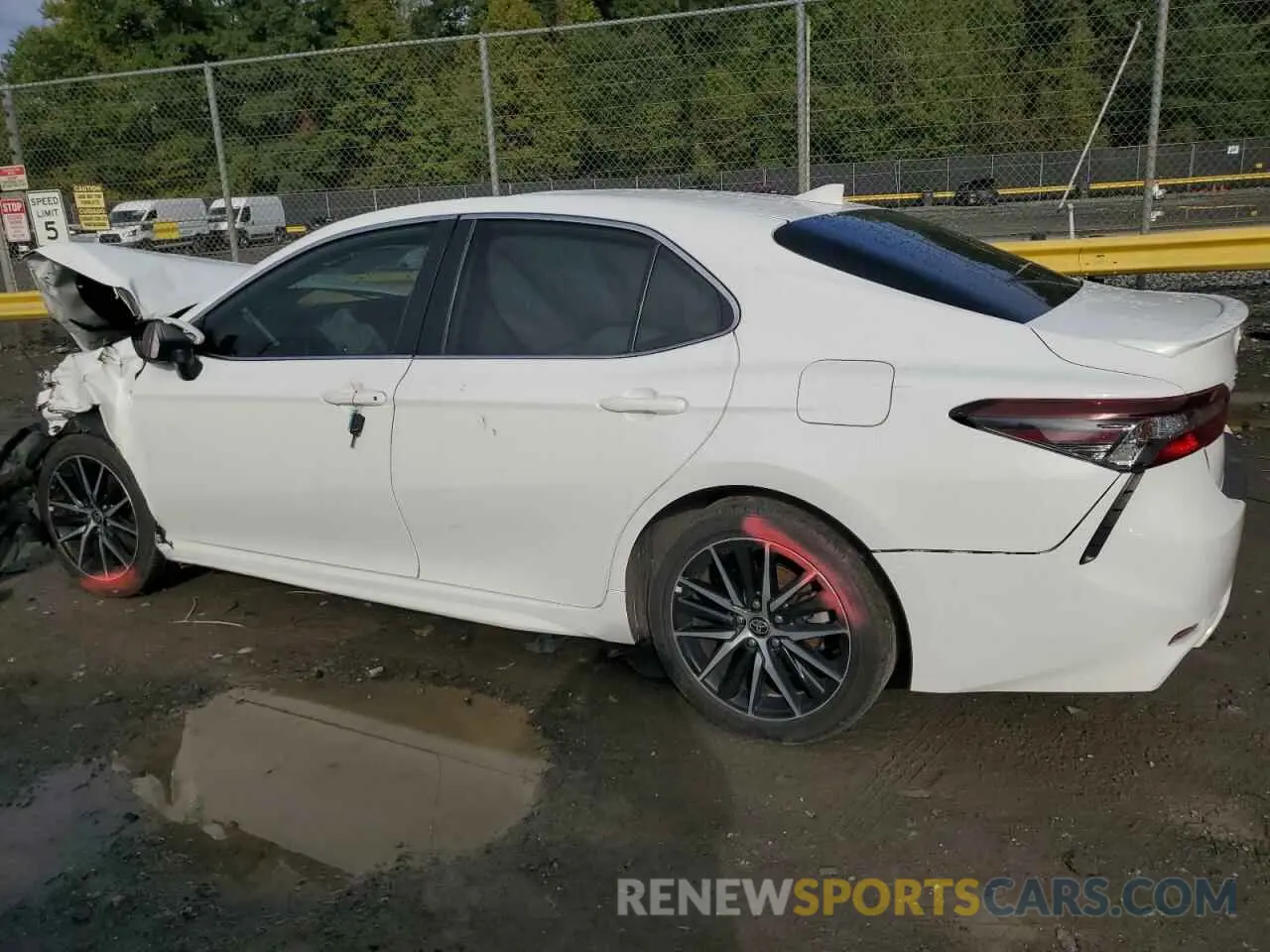 2 fotografías del automóvil dañado 4T1G11AK3MU446171 TOYOTA CAMRY 2021