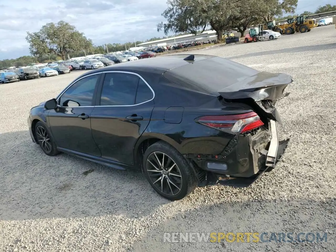 2 fotografías del automóvil dañado 4T1G11AK3MU489389 TOYOTA CAMRY 2021