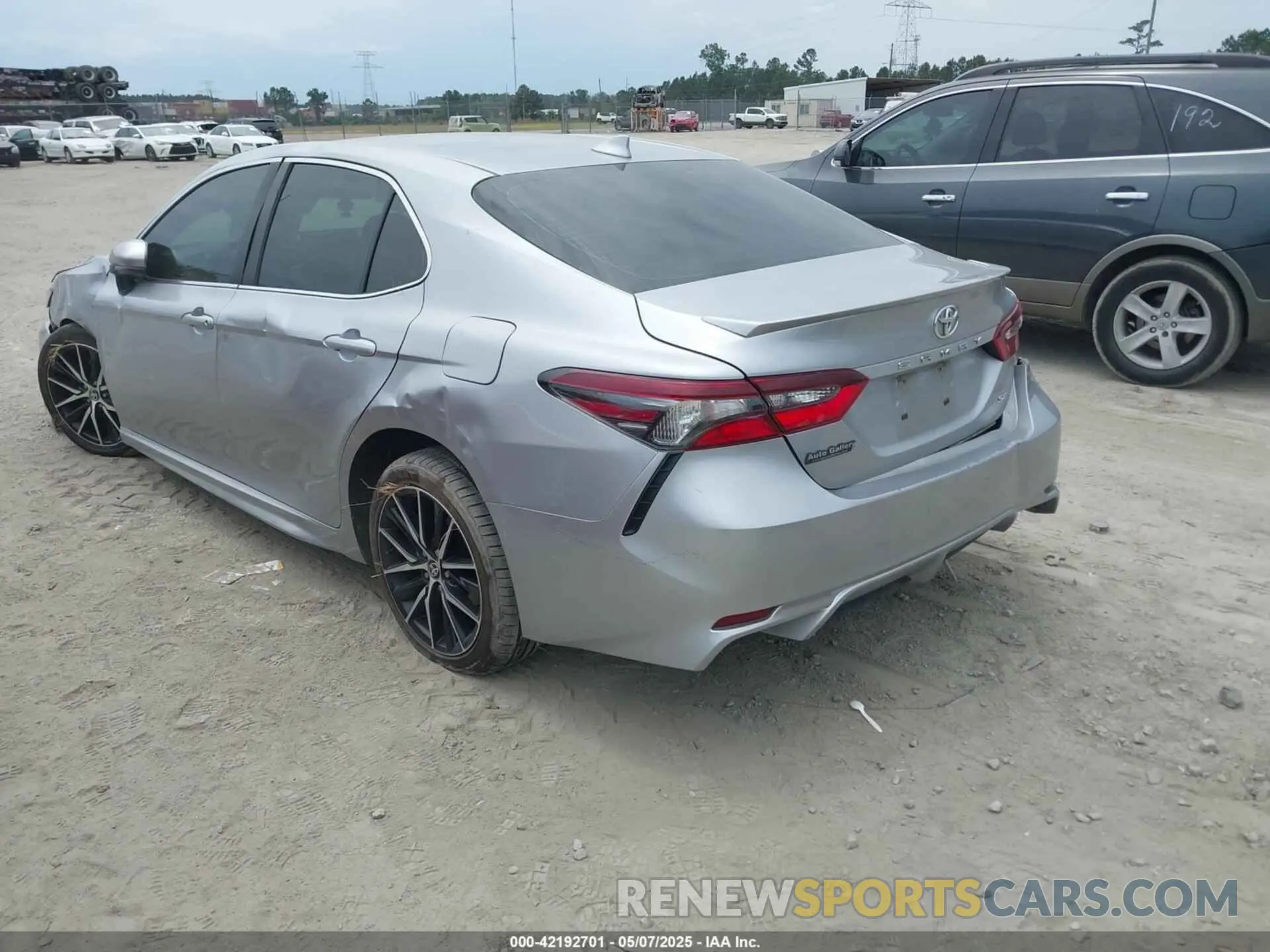 3 fotografías del automóvil dañado 4T1G11AK3MU542799 TOYOTA CAMRY 2021