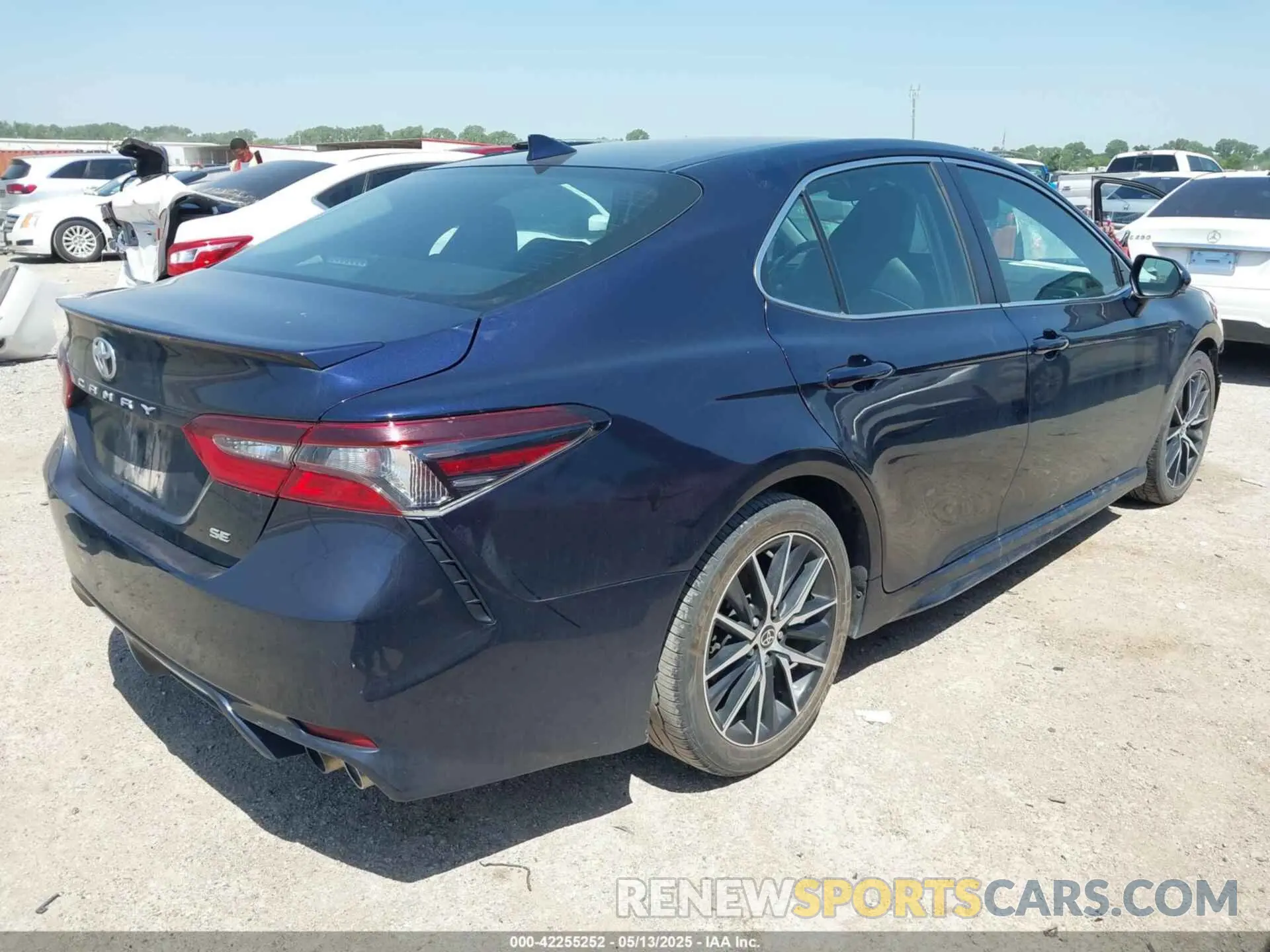 4 fotografías del automóvil dañado 4T1G11AK3MU552152 TOYOTA CAMRY 2021