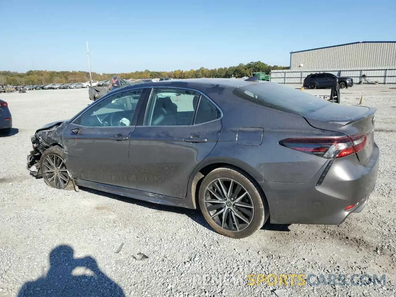 2 fotografías del automóvil dañado 4T1G11AK3MU562406 TOYOTA CAMRY 2021