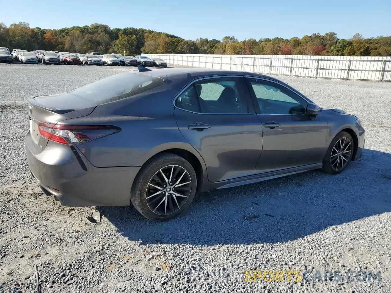 3 fotografías del automóvil dañado 4T1G11AK3MU562406 TOYOTA CAMRY 2021