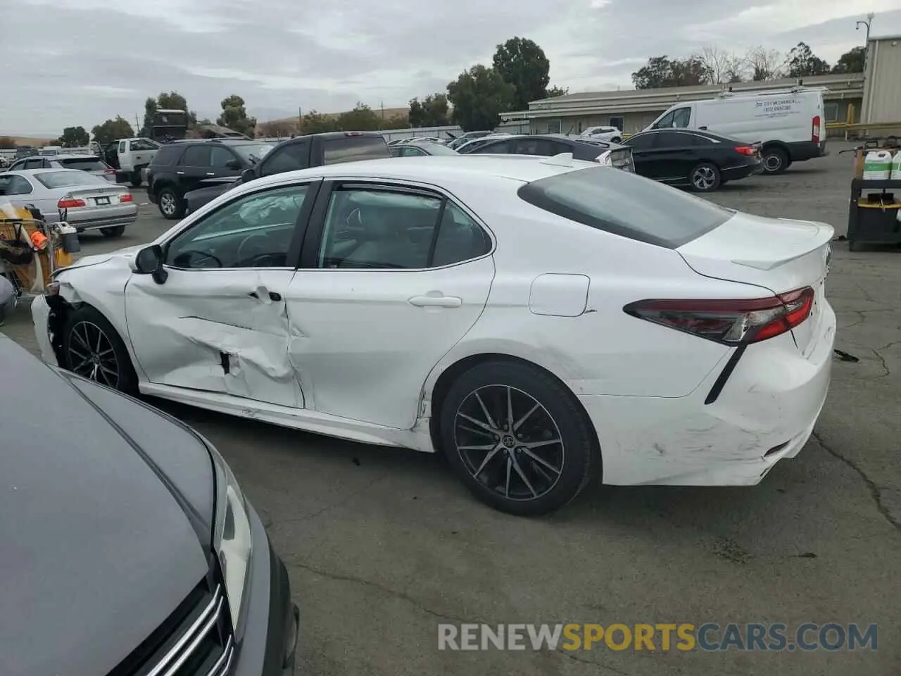 2 fotografías del automóvil dañado 4T1G11AK3MU574538 TOYOTA CAMRY 2021