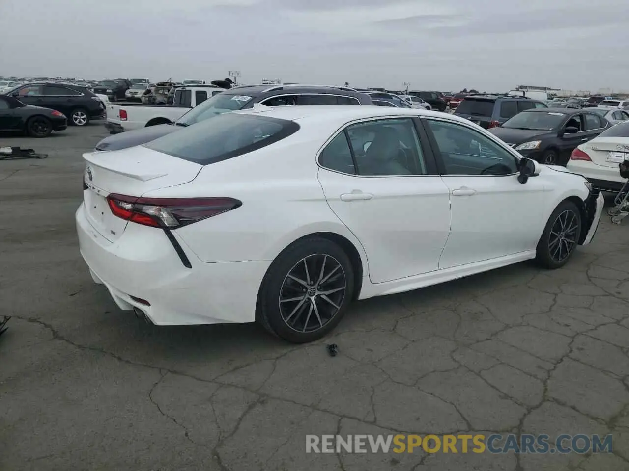 3 fotografías del automóvil dañado 4T1G11AK3MU574538 TOYOTA CAMRY 2021