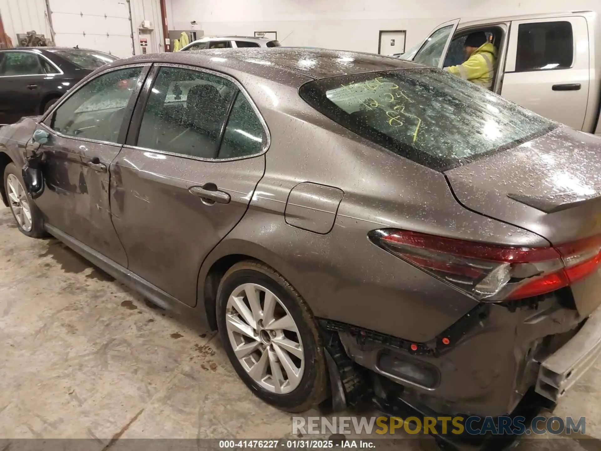3 fotografías del automóvil dañado 4T1G11AK4MU452643 TOYOTA CAMRY 2021
