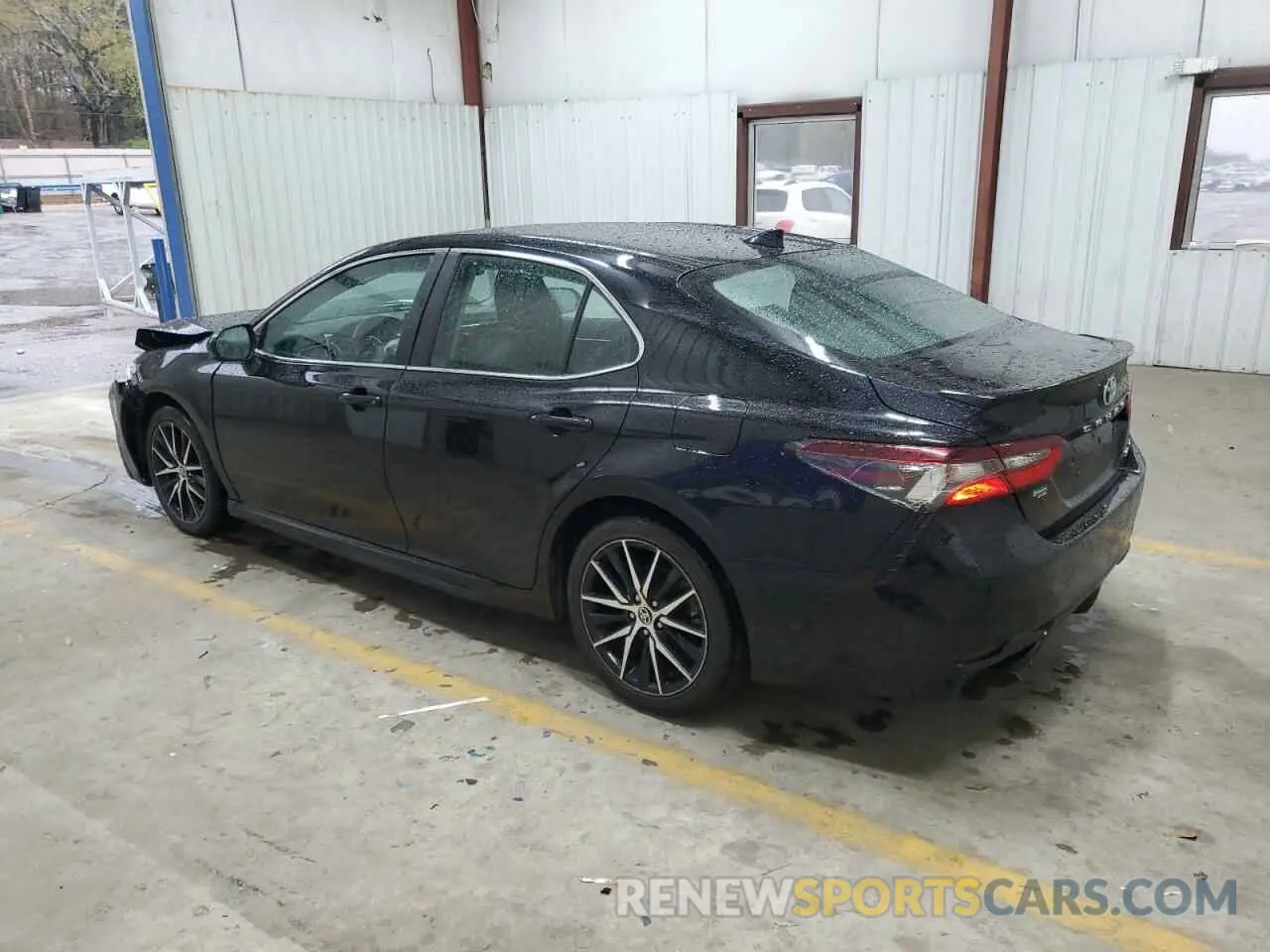 2 fotografías del automóvil dañado 4T1G11AK4MU521685 TOYOTA CAMRY 2021