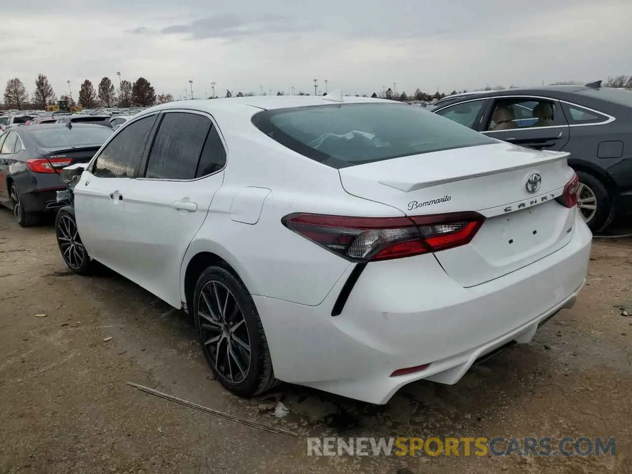 2 fotografías del automóvil dañado 4T1G11AK4MU525638 TOYOTA CAMRY 2021