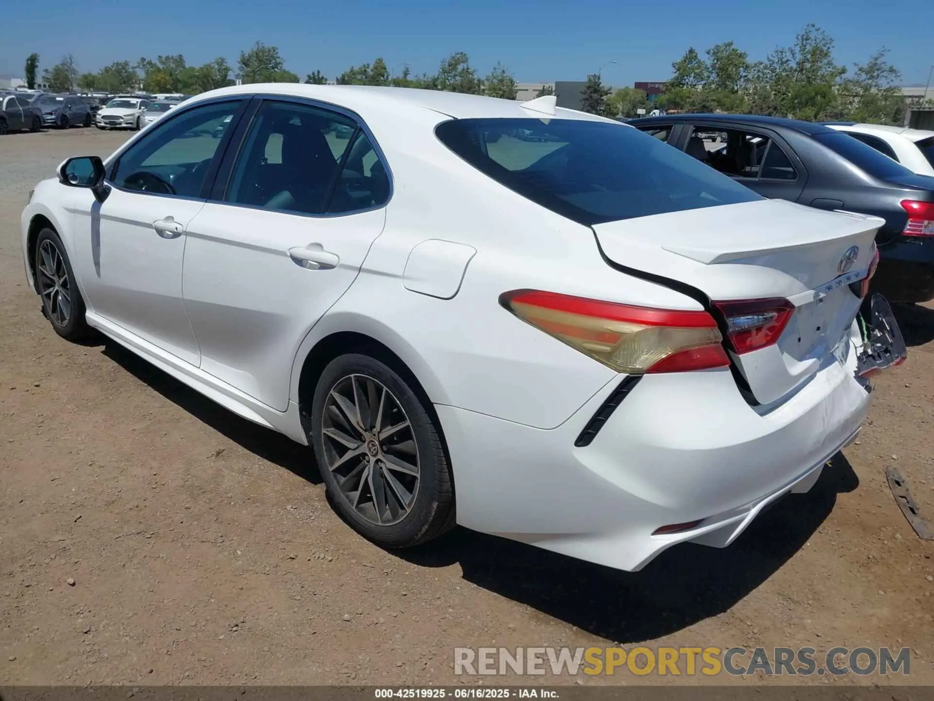 3 fotografías del automóvil dañado 4T1G11AK4MU594264 TOYOTA CAMRY 2021