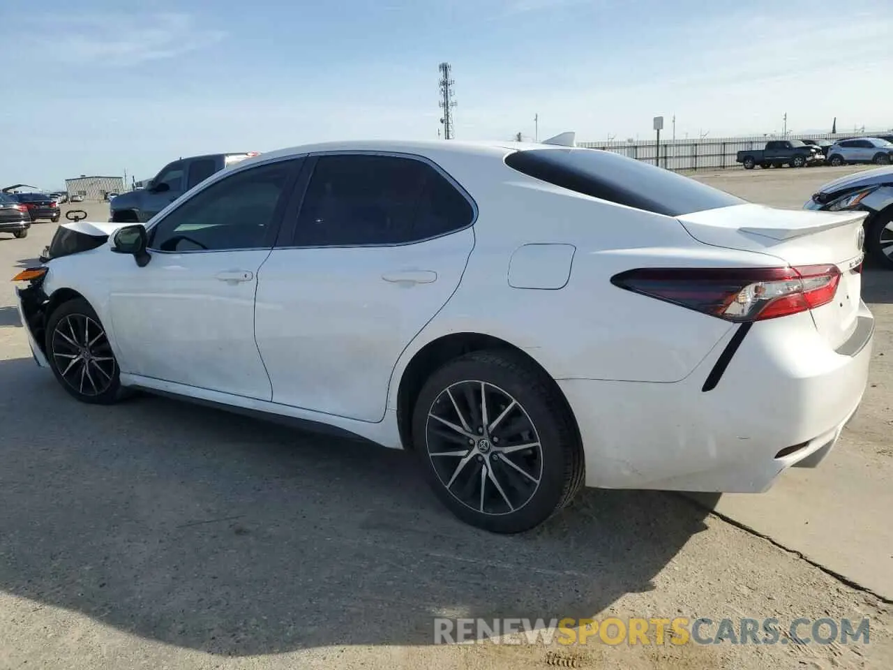 2 fotografías del automóvil dañado 4T1G11AK5MU483755 TOYOTA CAMRY 2021