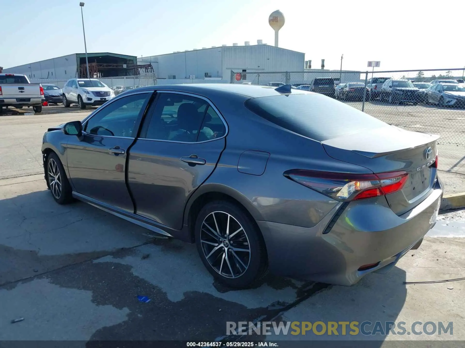 3 fotografías del automóvil dañado 4T1G11AK5MU527267 TOYOTA CAMRY 2021