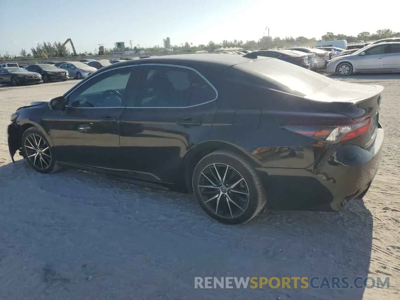 2 fotografías del automóvil dañado 4T1G11AK5MU590000 TOYOTA CAMRY 2021