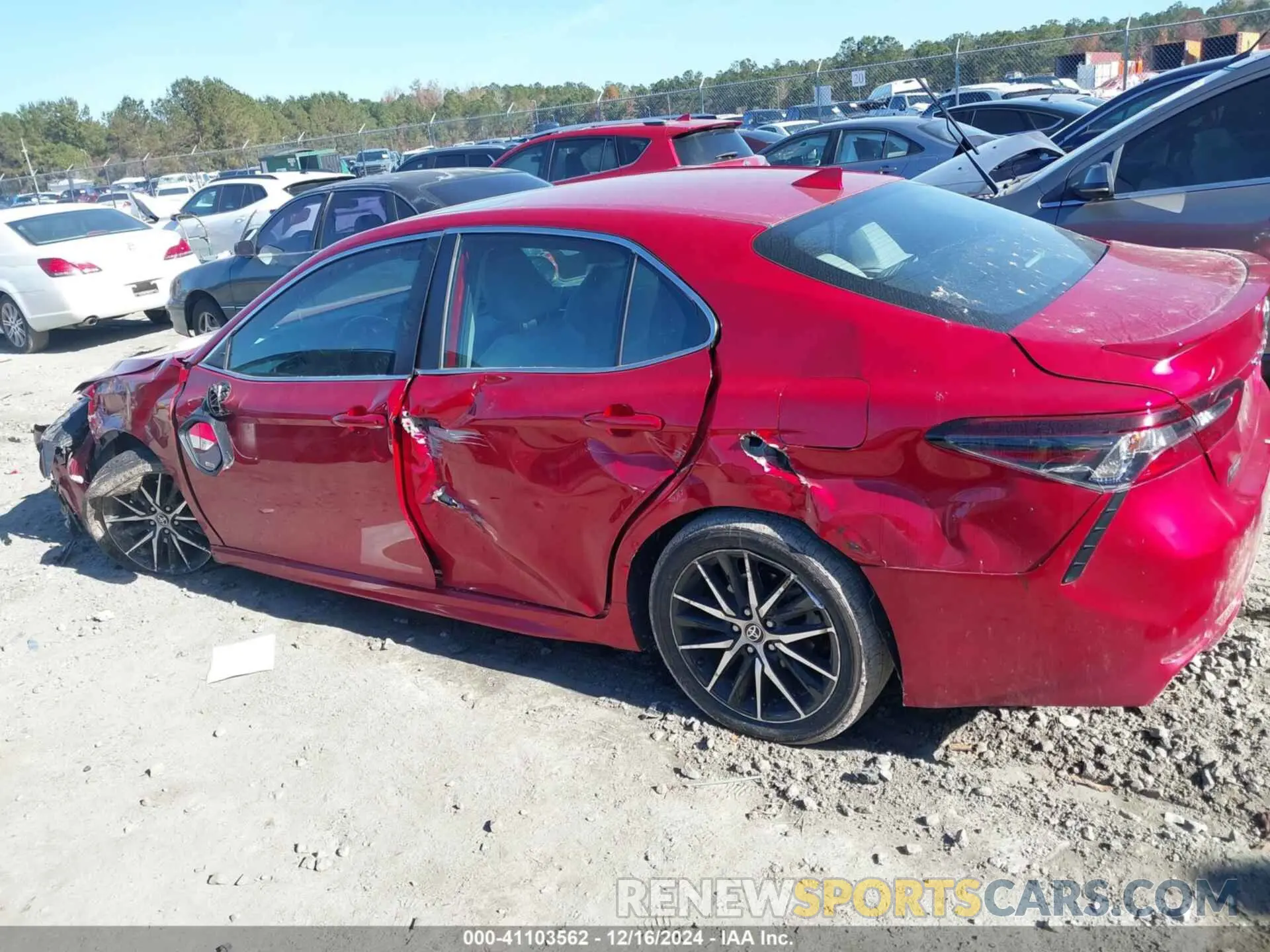 14 fotografías del automóvil dañado 4T1G11AK6MU409874 TOYOTA CAMRY 2021