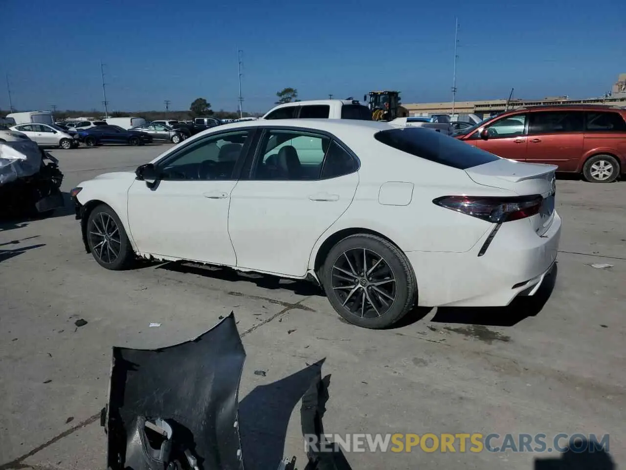 2 fotografías del automóvil dañado 4T1G11AK6MU477558 TOYOTA CAMRY 2021