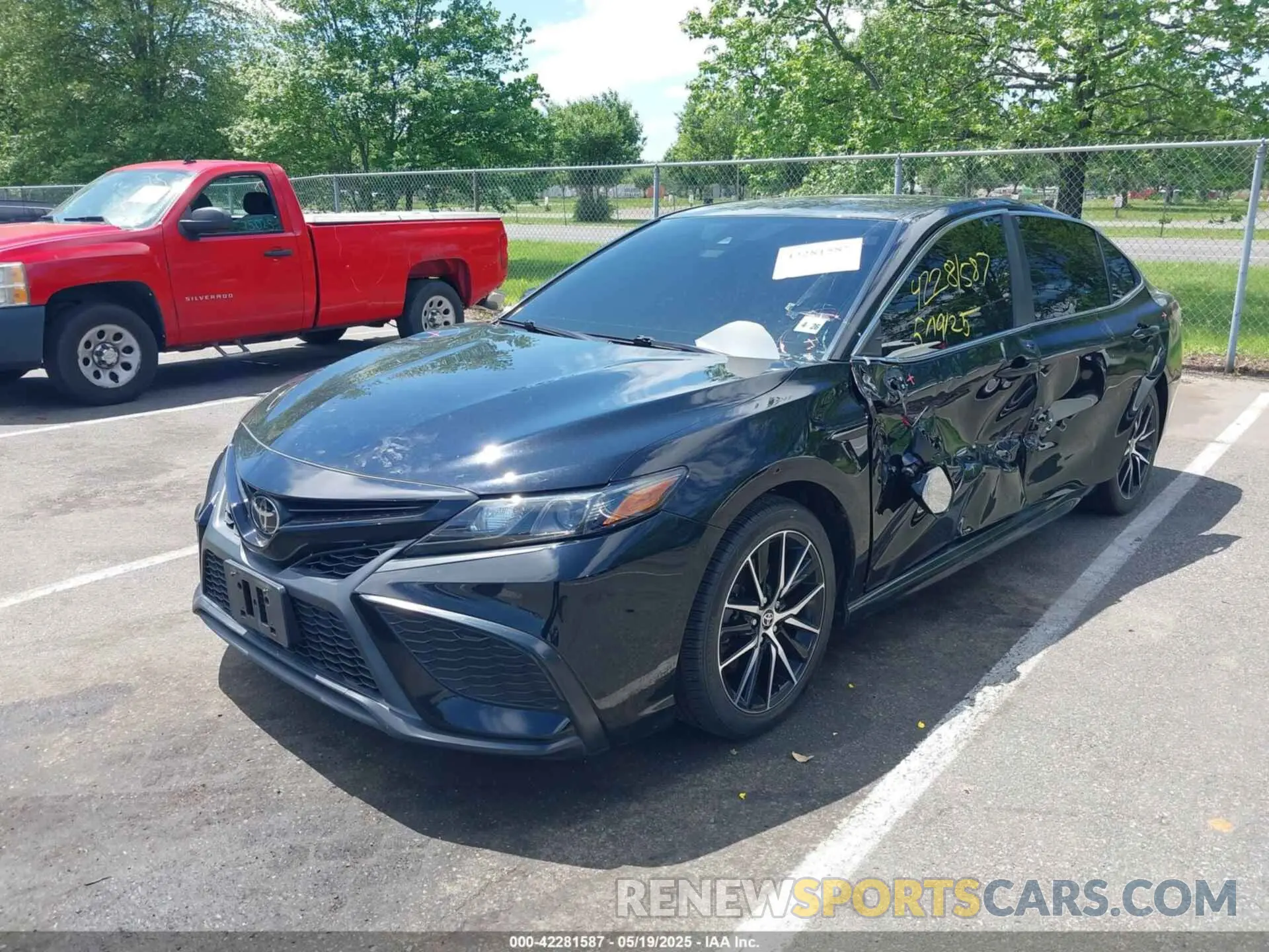 2 fotografías del automóvil dañado 4T1G11AK6MU516682 TOYOTA CAMRY 2021