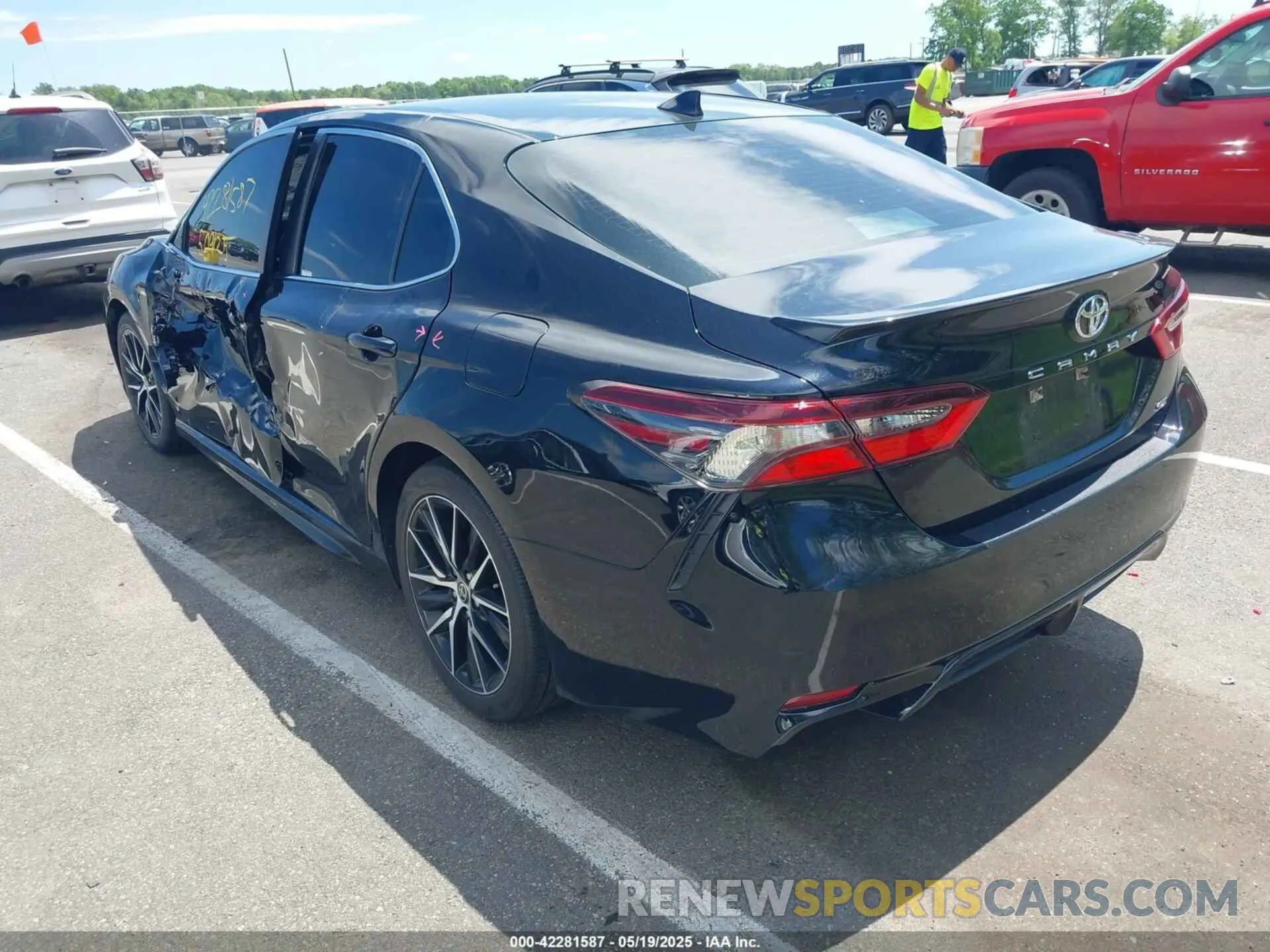 3 fotografías del automóvil dañado 4T1G11AK6MU516682 TOYOTA CAMRY 2021