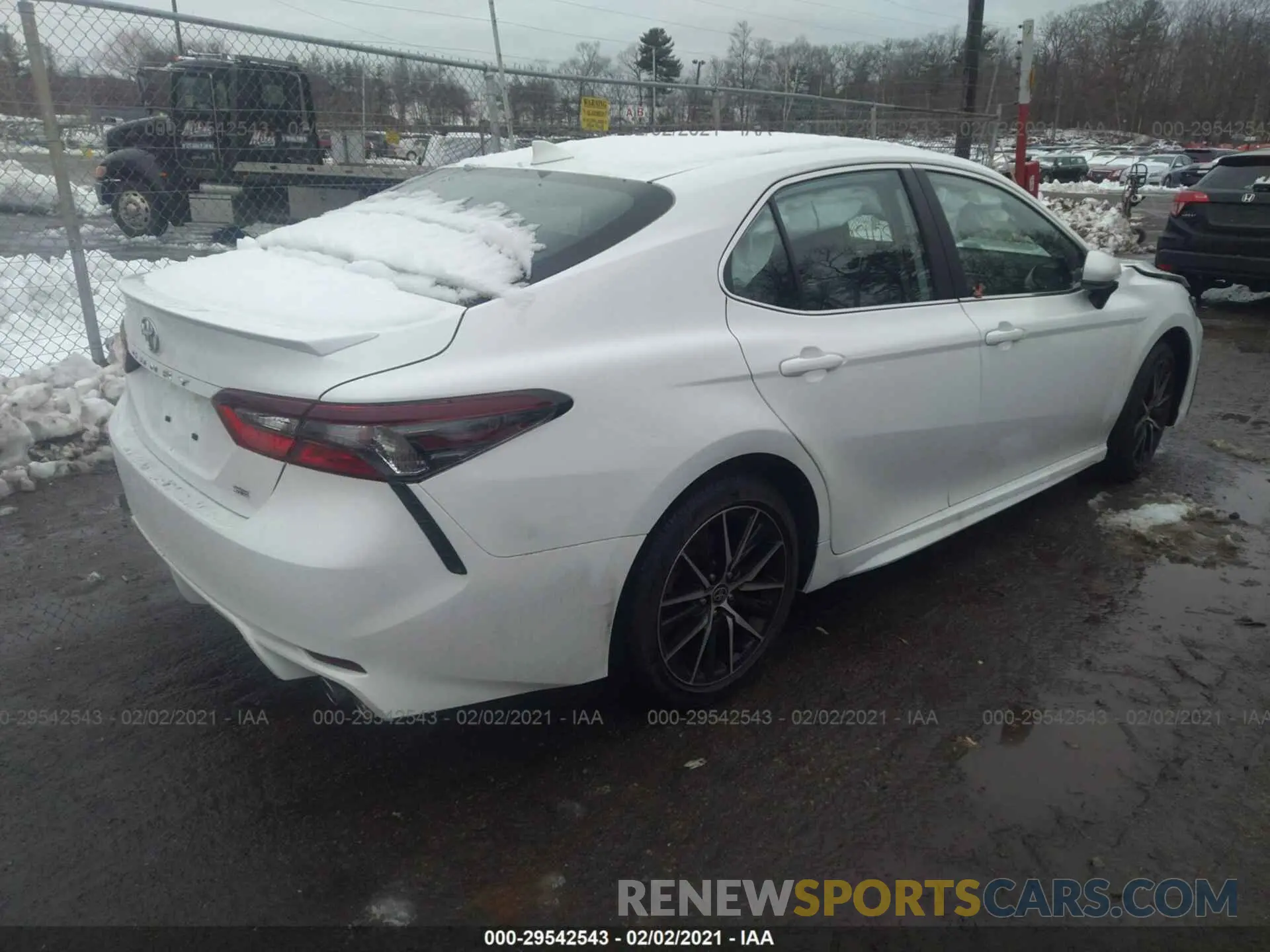 4 fotografías del automóvil dañado 4T1G11AK6MU537953 TOYOTA CAMRY 2021