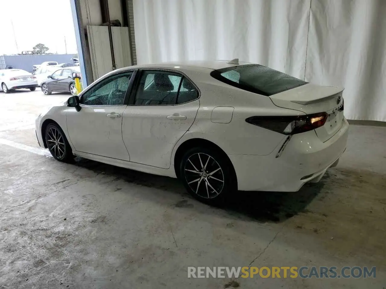 2 fotografías del automóvil dañado 4T1G11AK6MU586926 TOYOTA CAMRY 2021