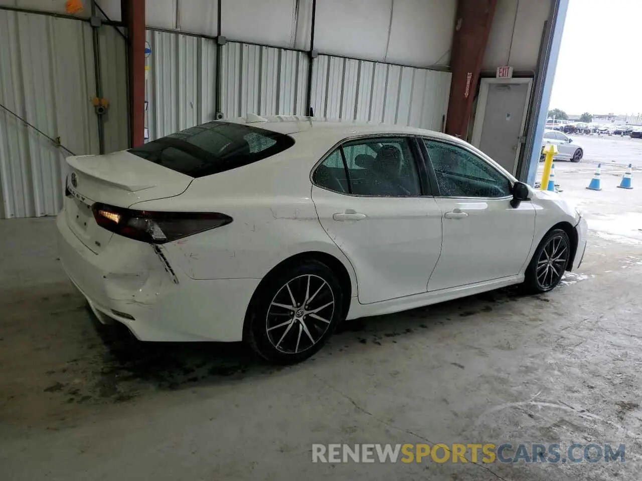 3 fotografías del automóvil dañado 4T1G11AK6MU586926 TOYOTA CAMRY 2021