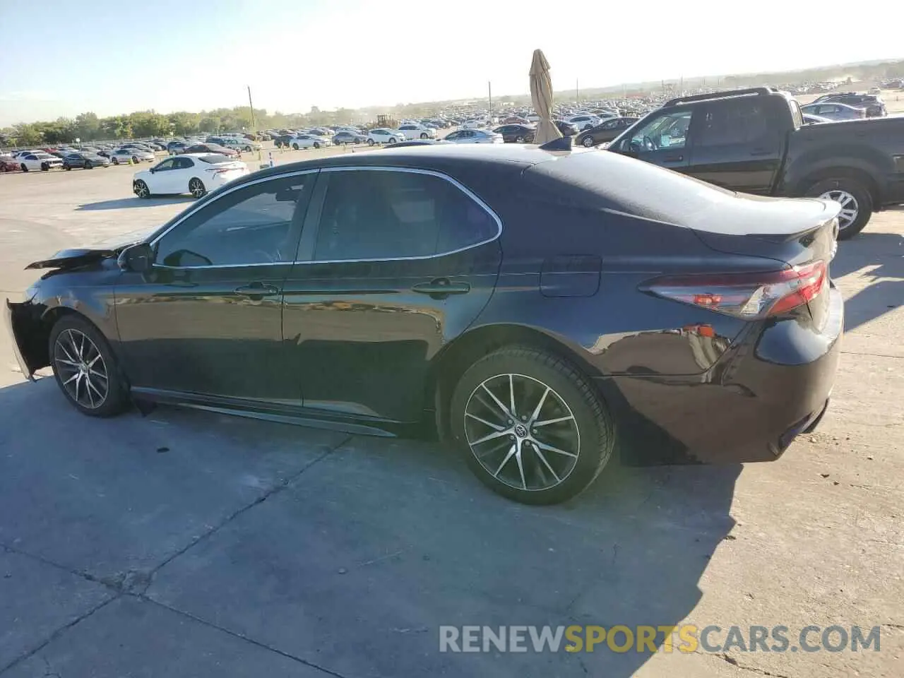 2 fotografías del automóvil dañado 4T1G11AK6MU599045 TOYOTA CAMRY 2021