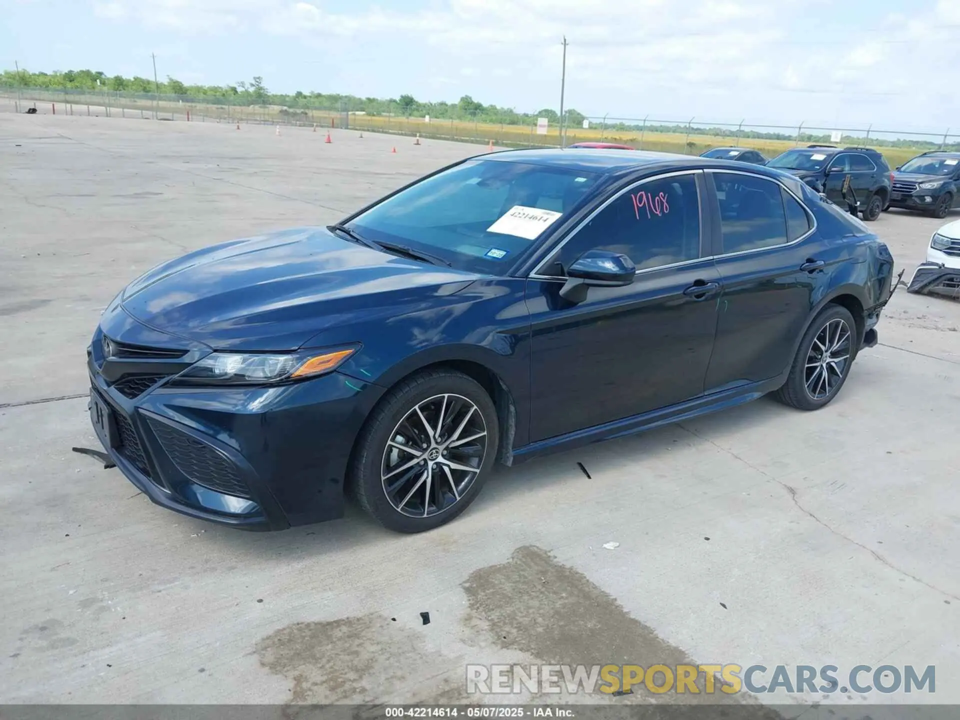 2 fotografías del automóvil dañado 4T1G11AK6MU610254 TOYOTA CAMRY 2021