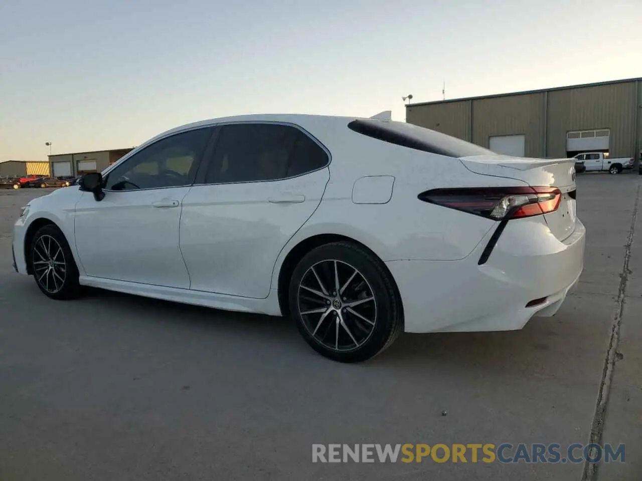 2 fotografías del automóvil dañado 4T1G11AK7MU455715 TOYOTA CAMRY 2021