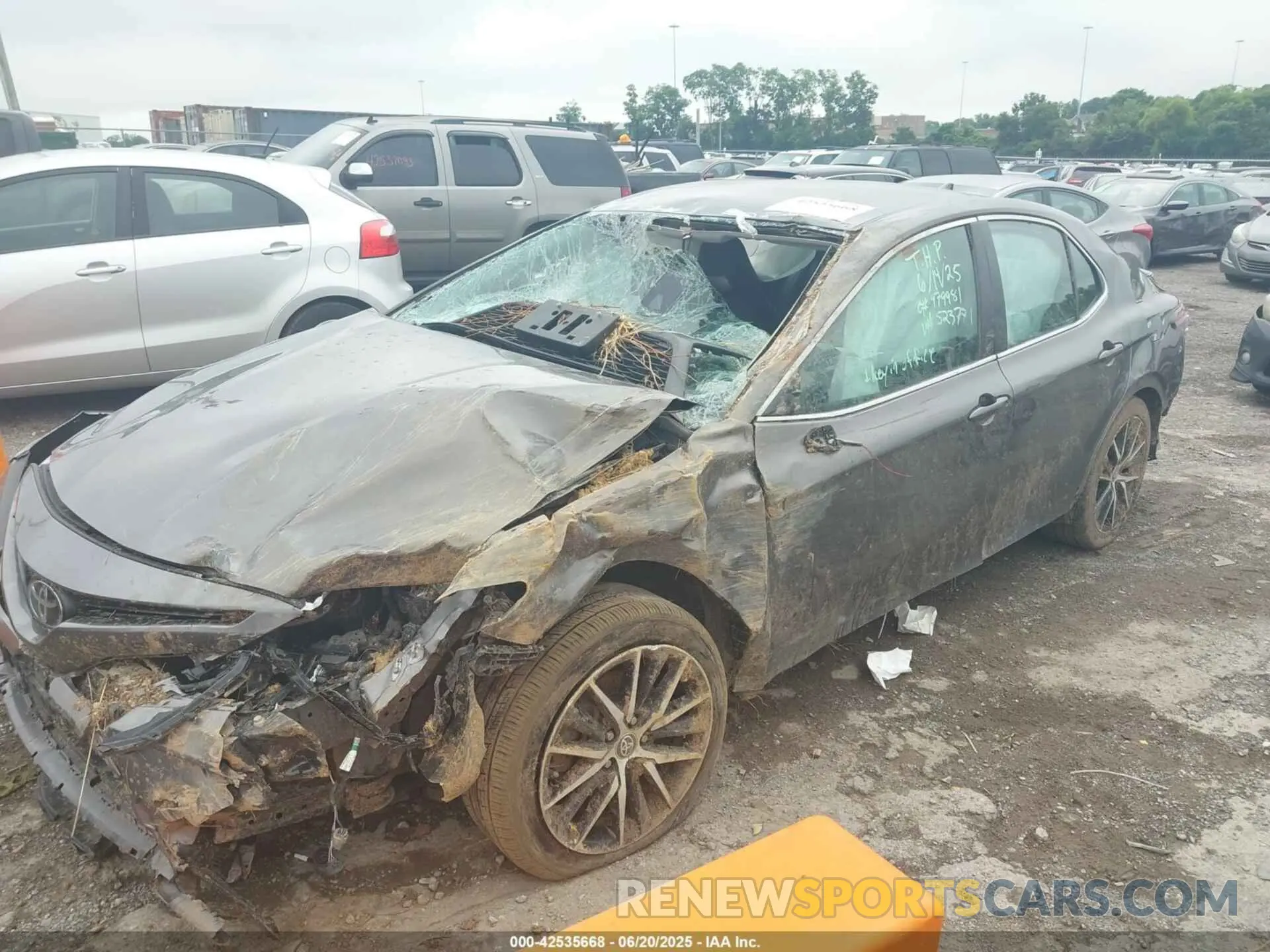 2 fotografías del automóvil dañado 4T1G11AK7MU523771 TOYOTA CAMRY 2021