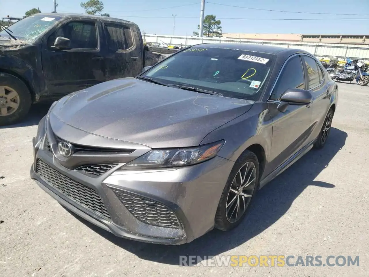 2 fotografías del automóvil dañado 4T1G11AK7MU580956 TOYOTA CAMRY 2021